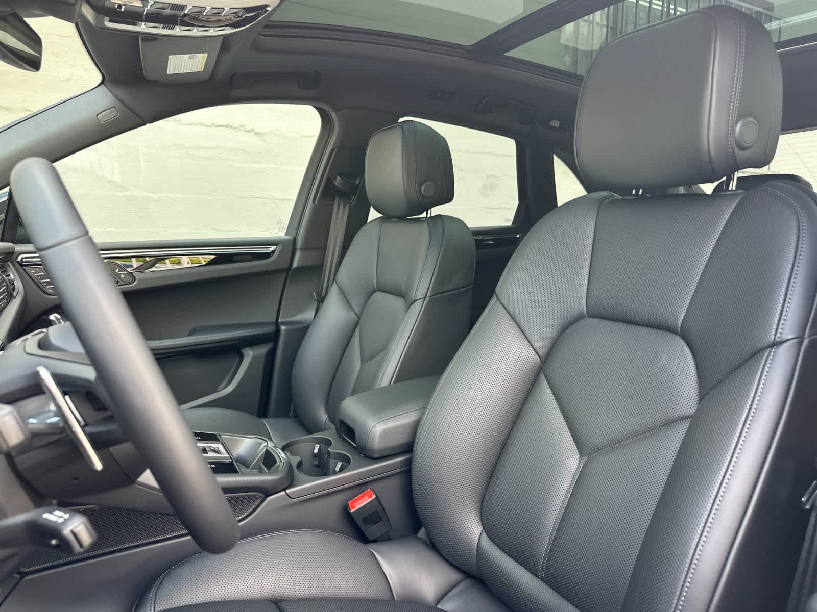 Thumbnail: 2026 Porsche Macan - 5