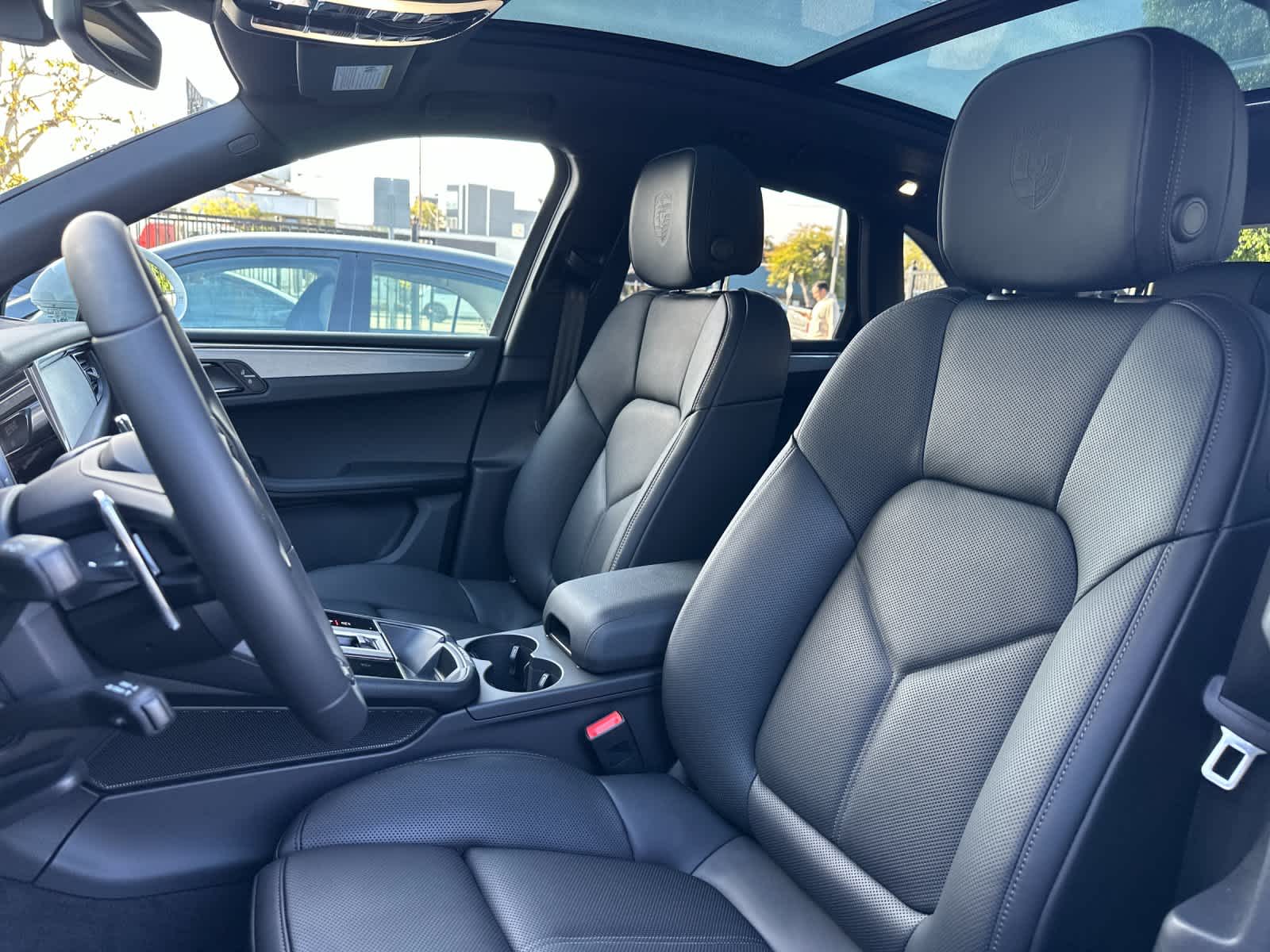 Thumbnail: 2026 Porsche Macan - 5