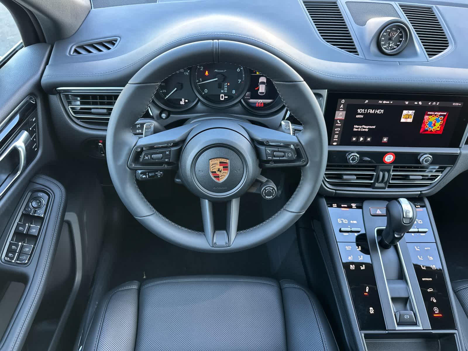 Thumbnail: 2026 Porsche Macan - 15