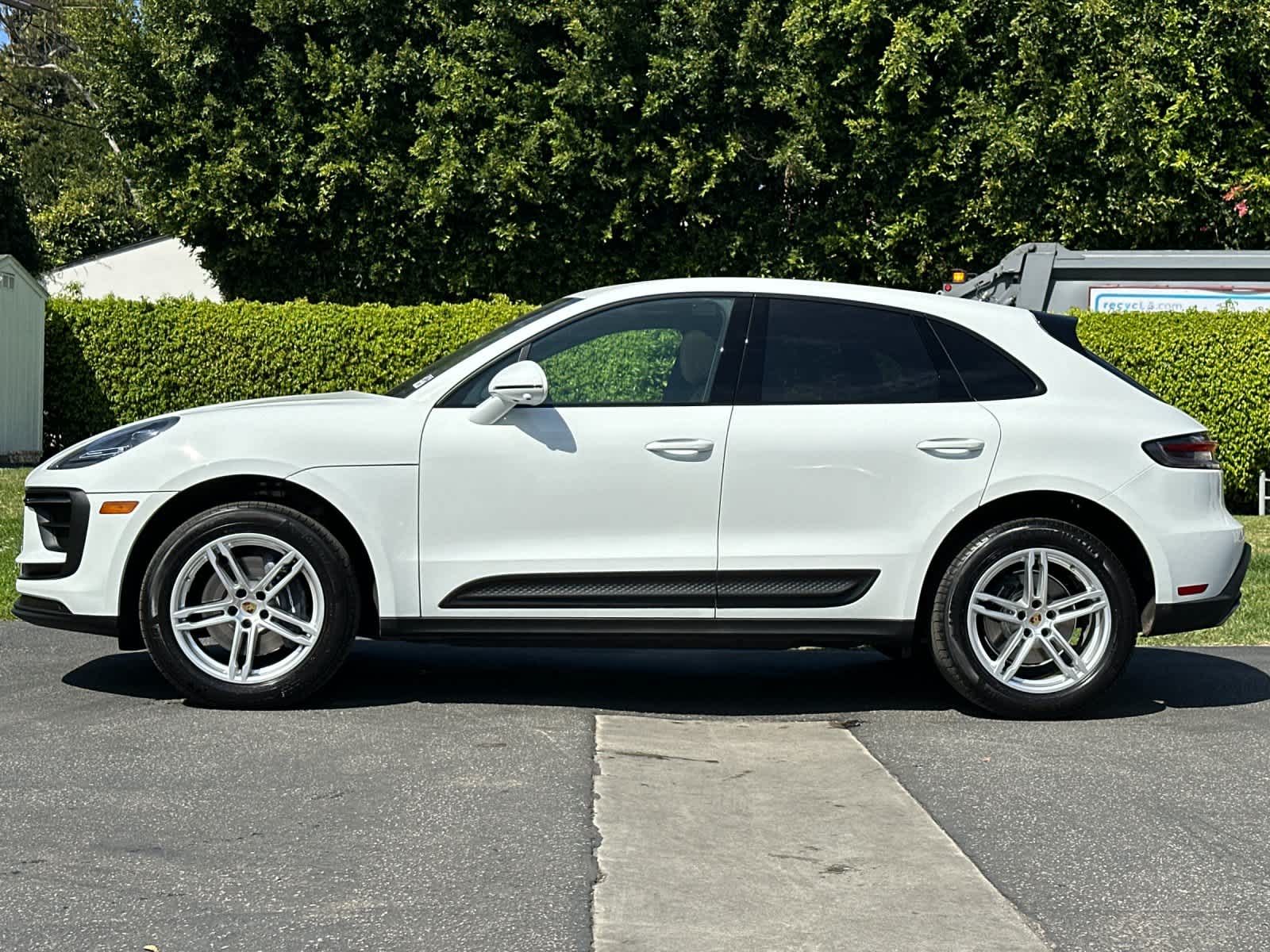 Thumbnail: 2025 Porsche Macan - 2