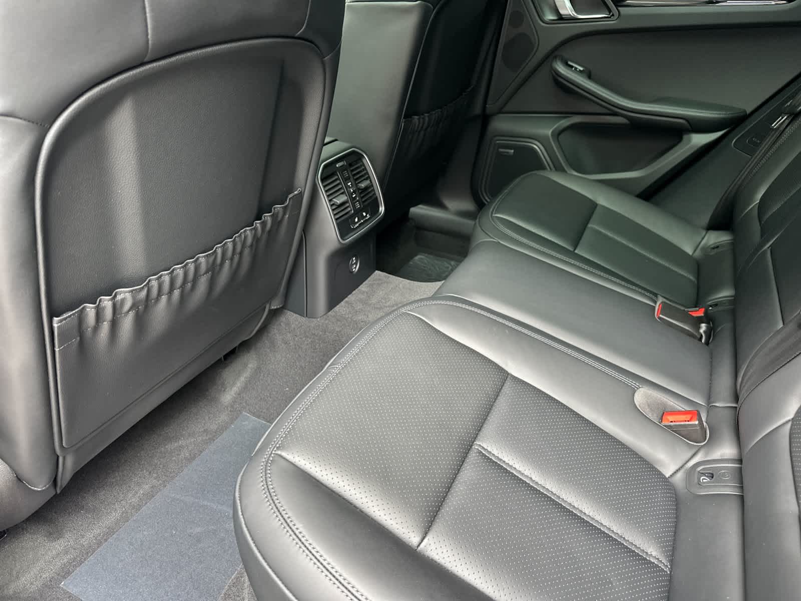 Thumbnail: 2026 Porsche Macan - 13