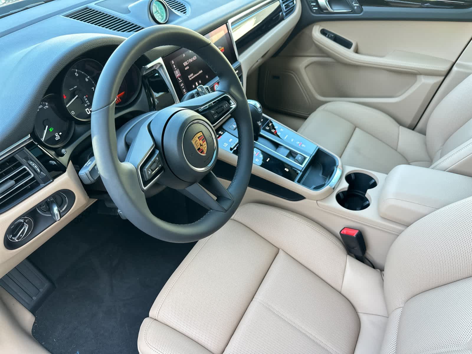 Thumbnail: 2026 Porsche Macan - 4