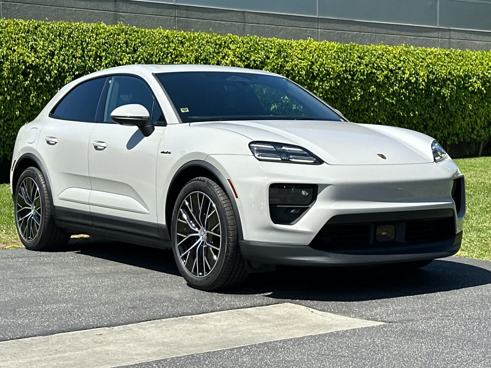 Thumbnail: 2026 Porsche Macan - 10