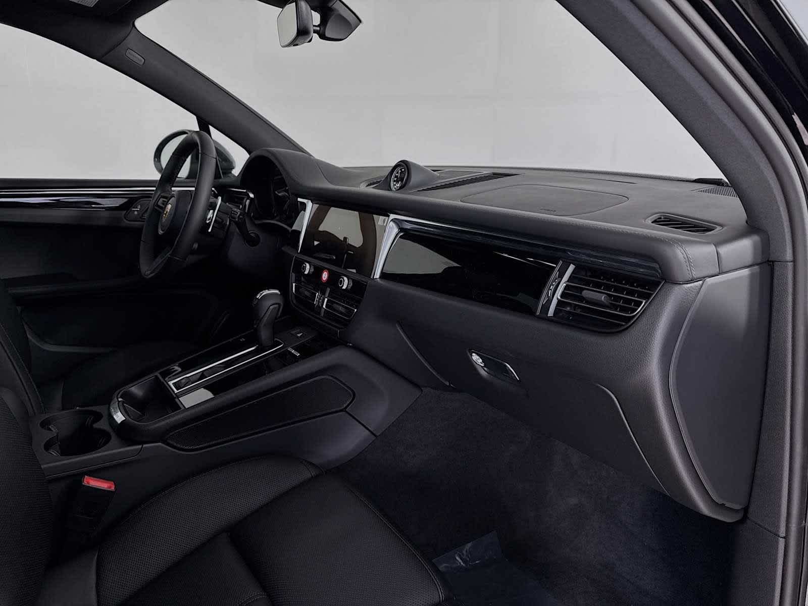 Thumbnail: 2026 Porsche Macan - 22