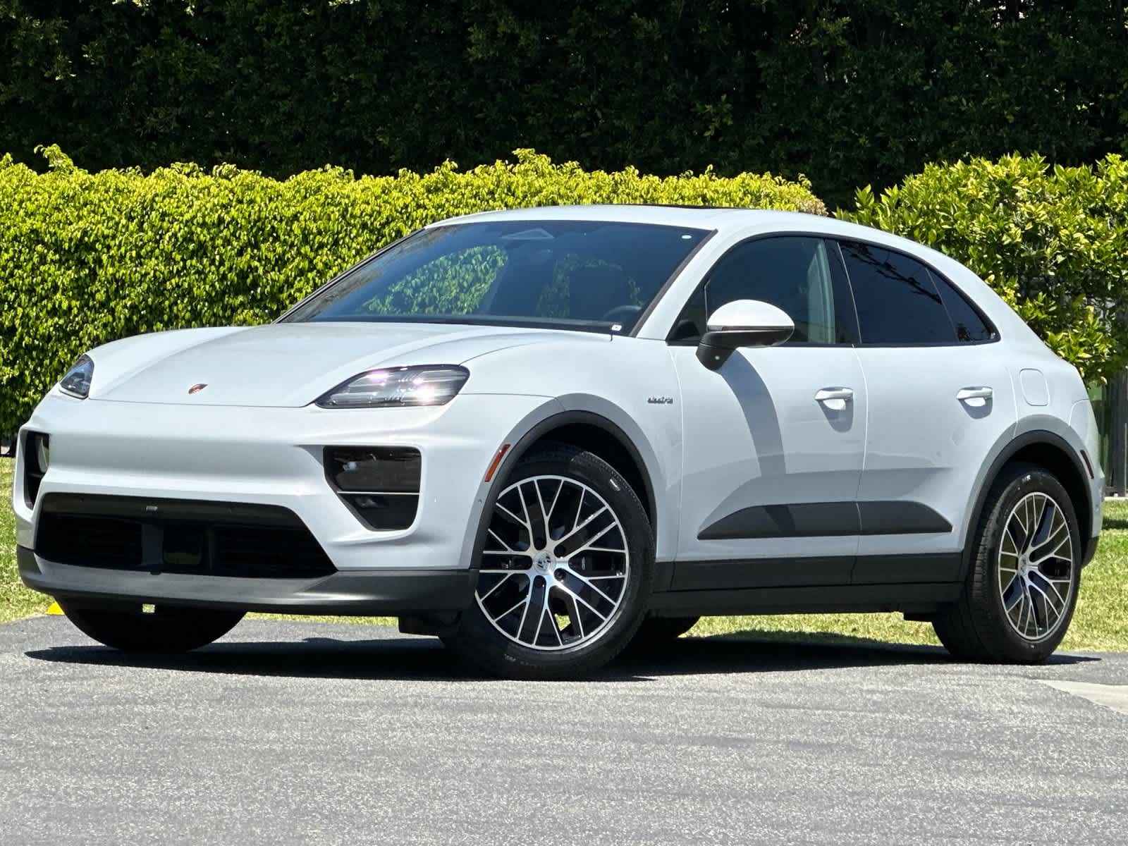 Thumbnail: 2026 Porsche Macan - 1