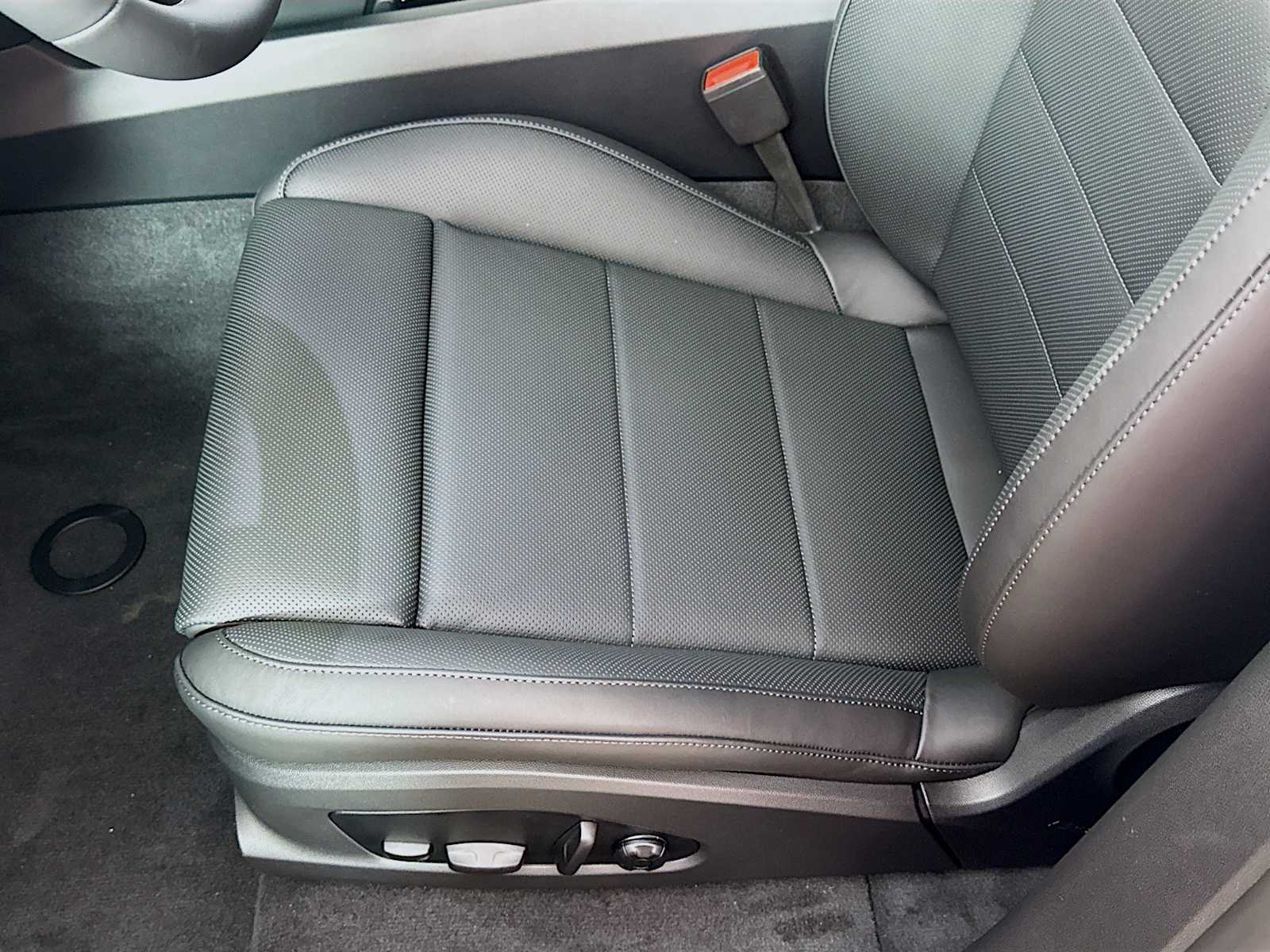 Thumbnail: 2025 Porsche Macan - 13