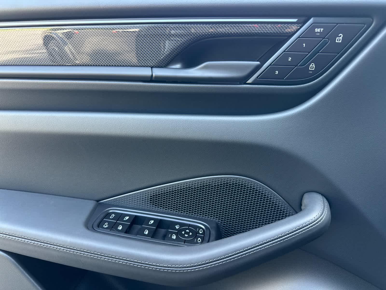 Thumbnail: 2025 Porsche Macan - 12