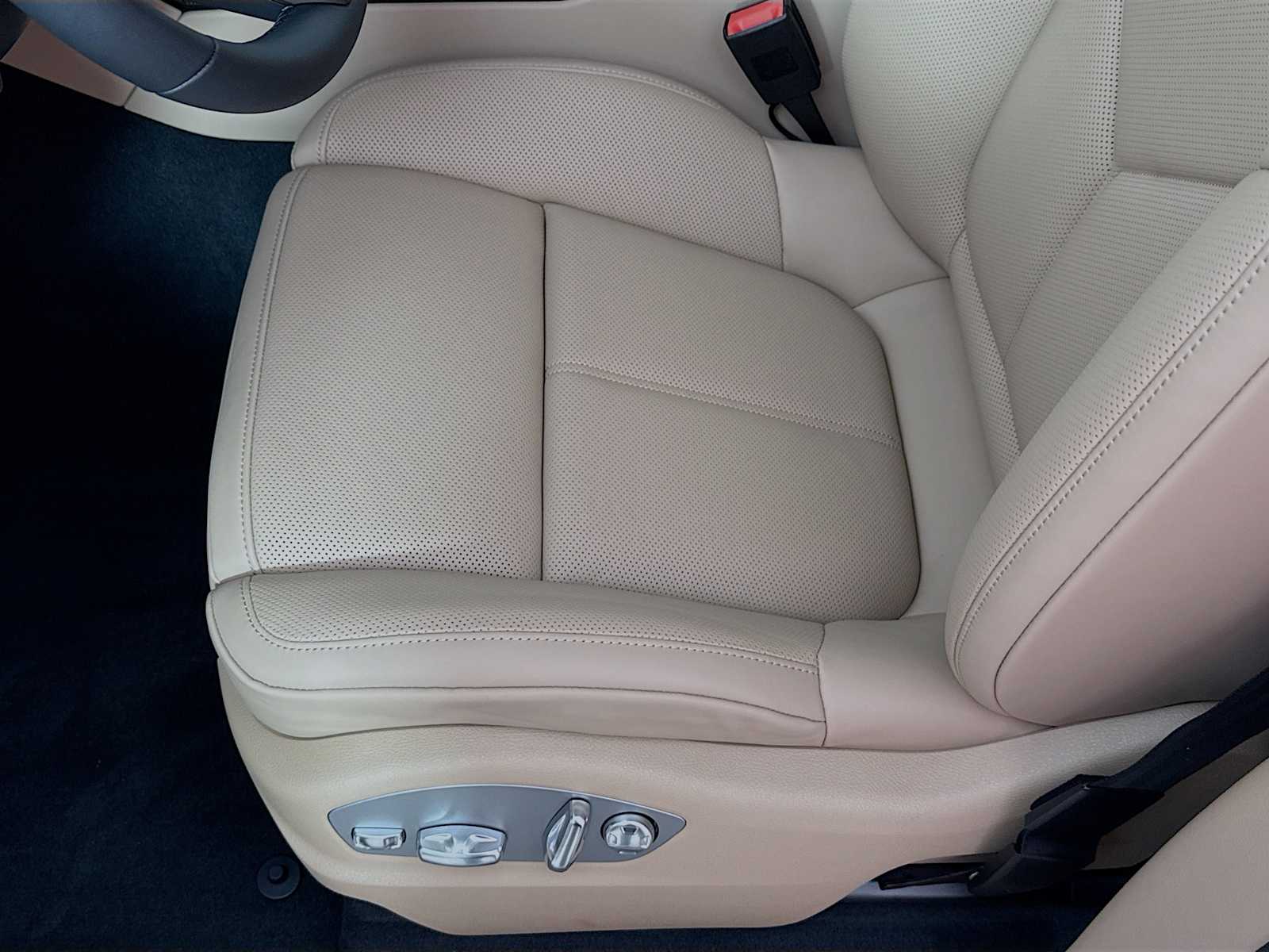 Thumbnail: 2026 Porsche Macan - 15