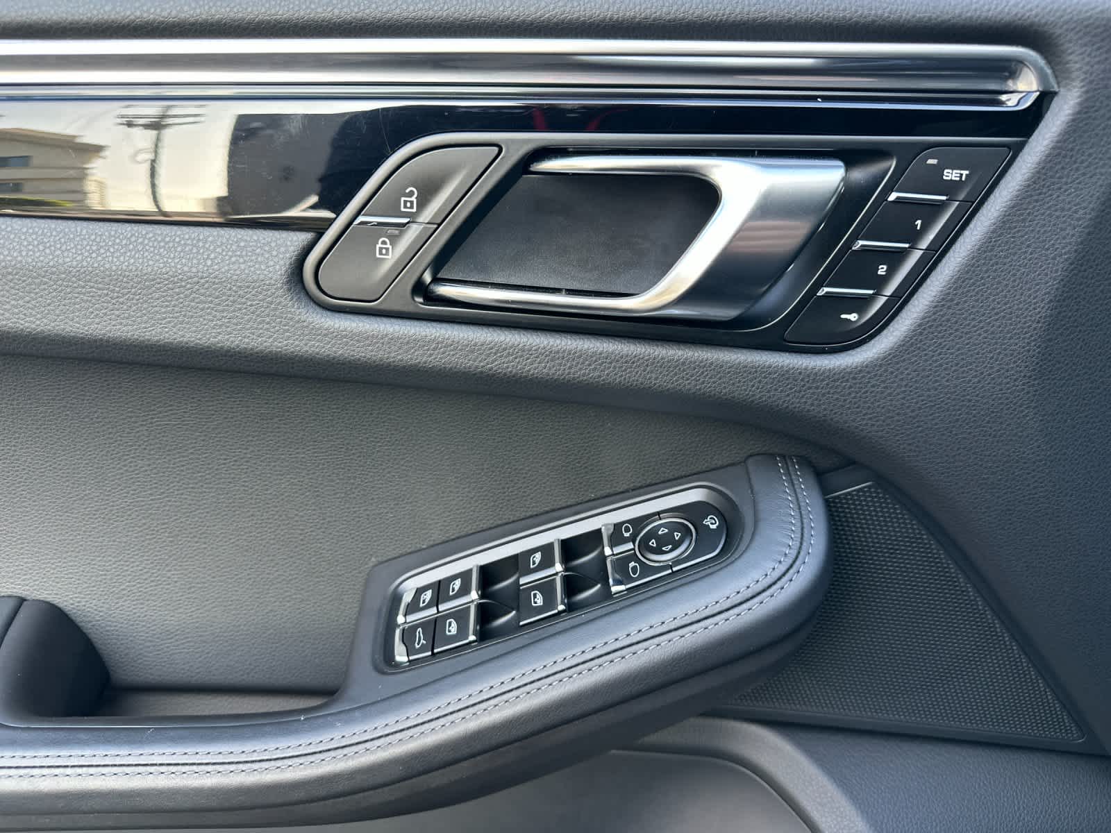 Thumbnail: 2025 Porsche Macan - 12