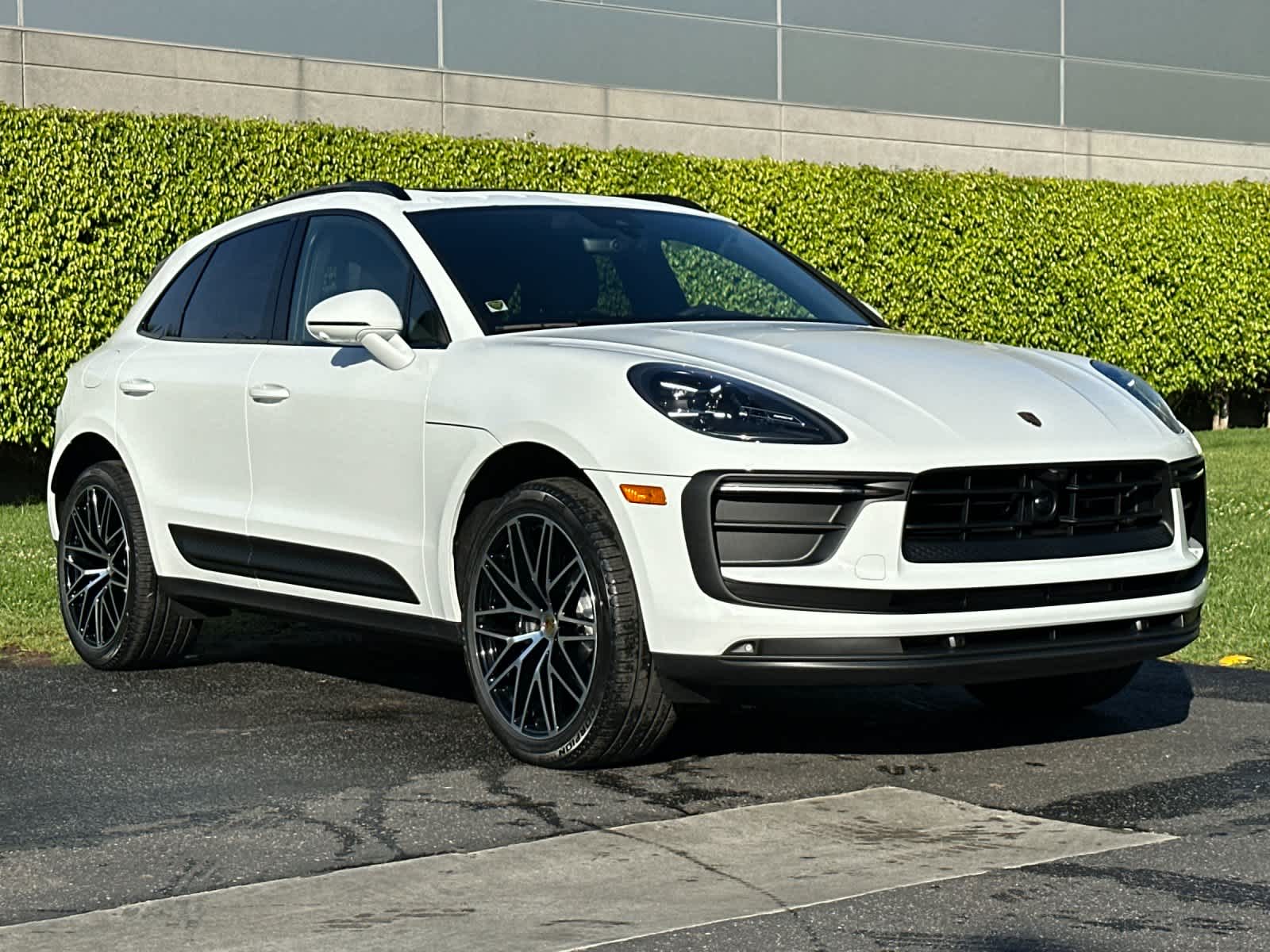 Thumbnail: 2026 Porsche Macan - 10