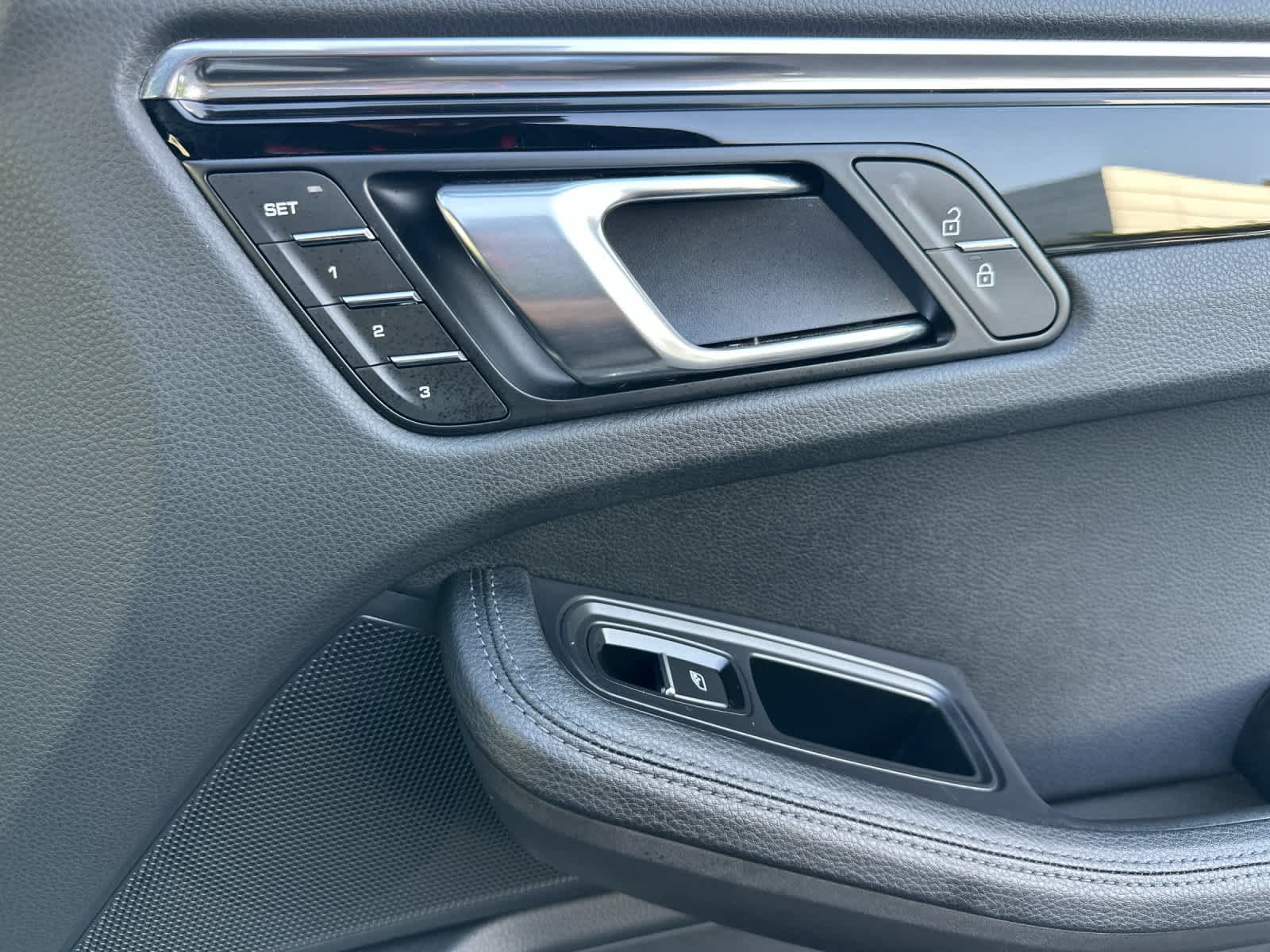 Thumbnail: 2025 Porsche Macan - 19