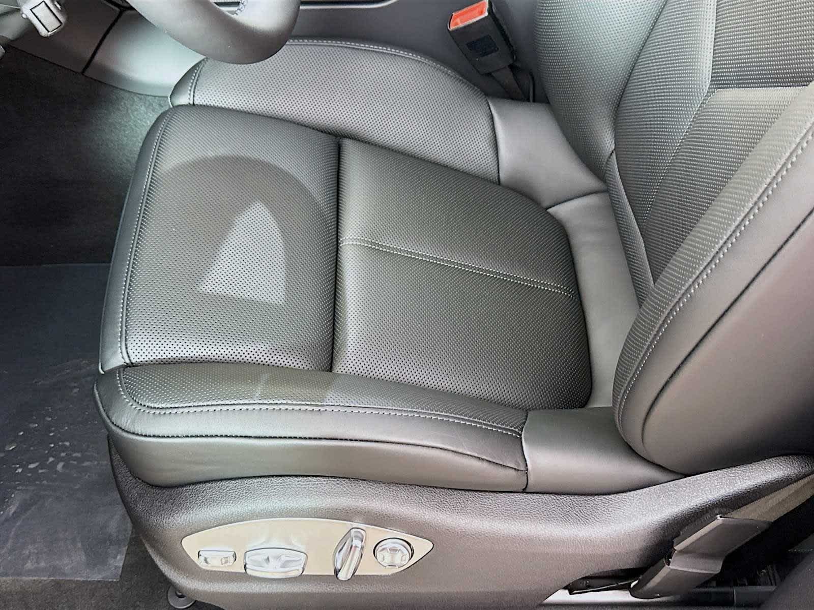 Thumbnail: 2026 Porsche Macan - 15