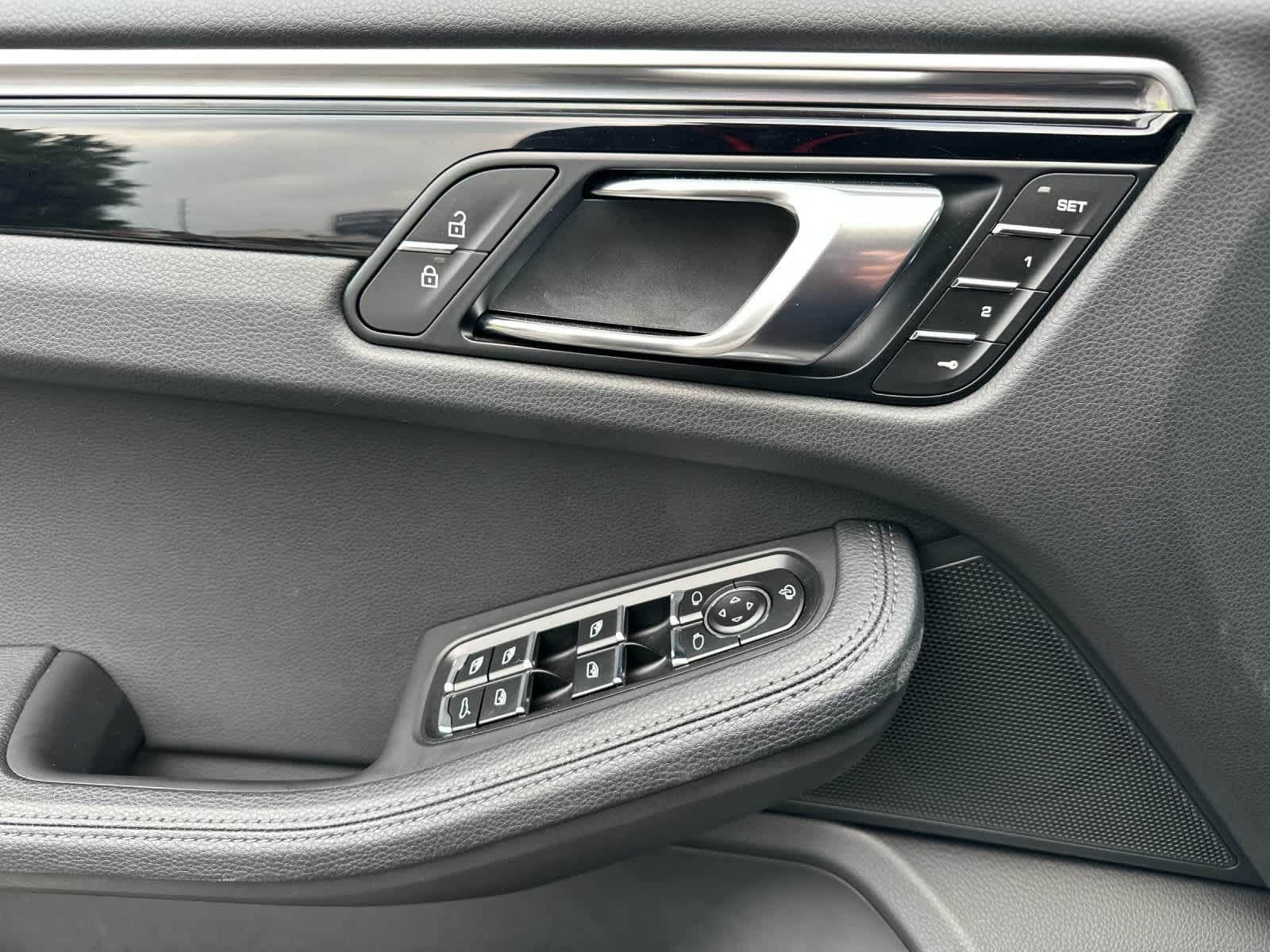 Thumbnail: 2025 Porsche Macan - 12