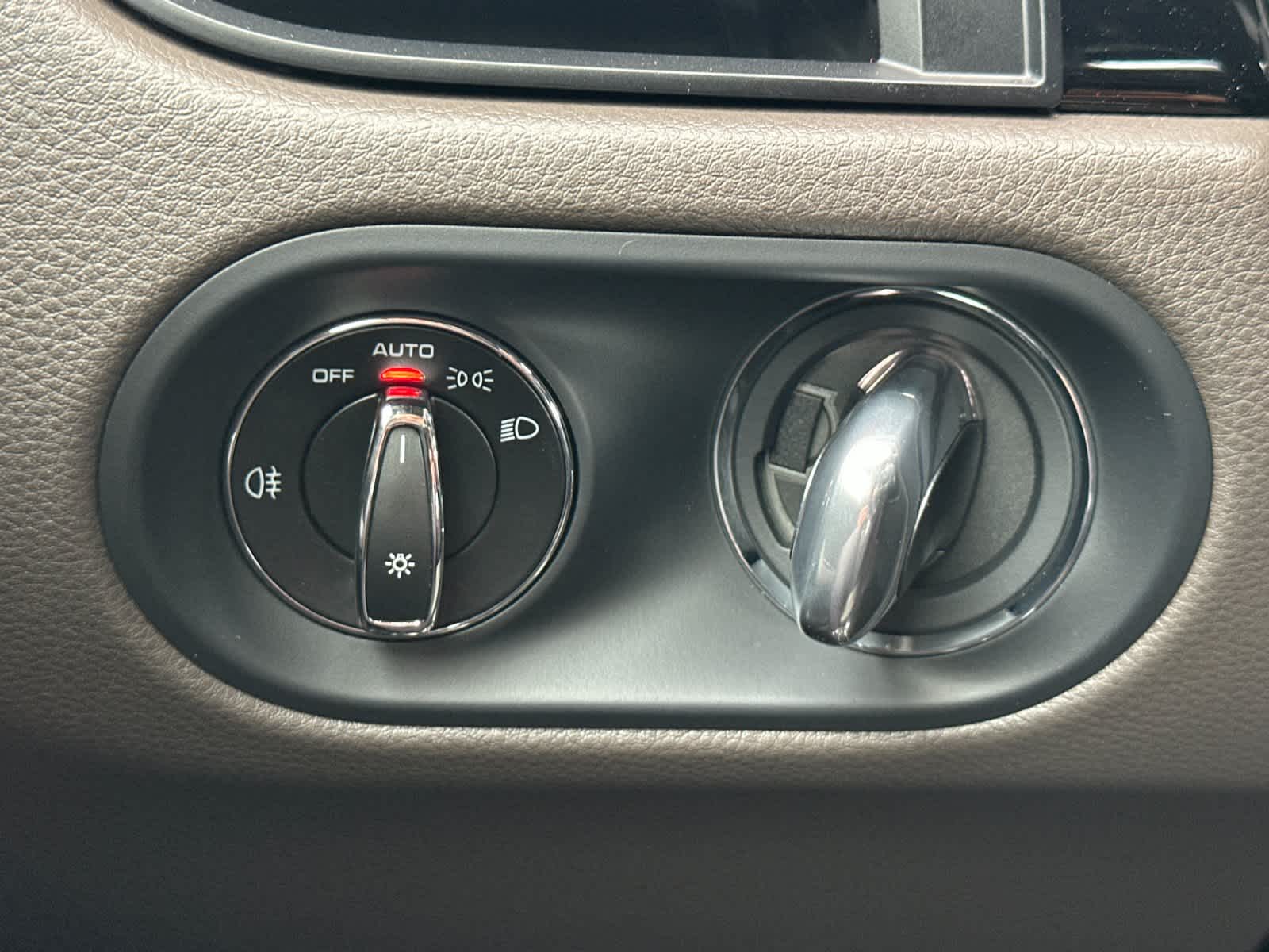 Thumbnail: 2026 Porsche Macan - 30