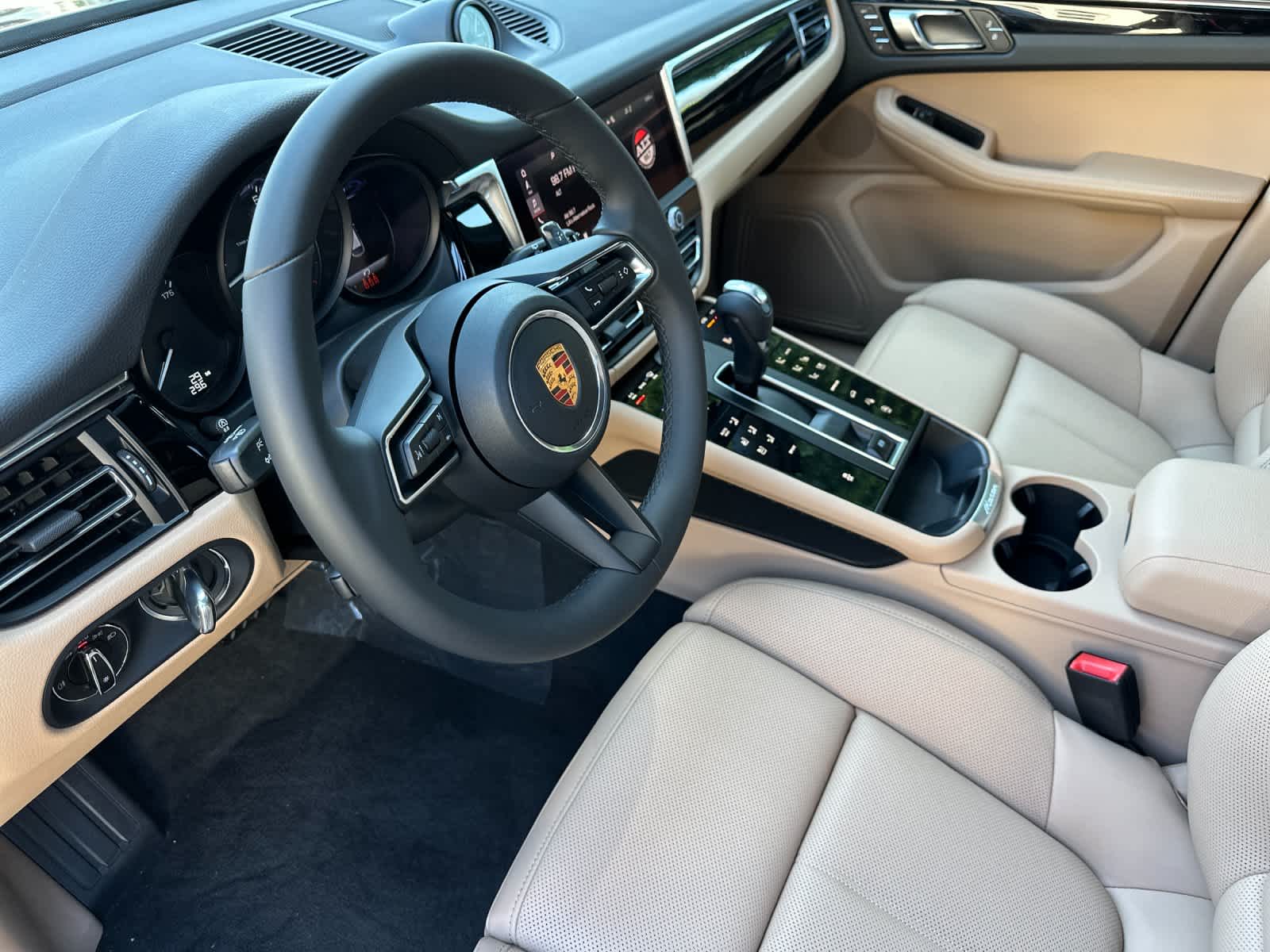 Thumbnail: 2026 Porsche Macan - 4