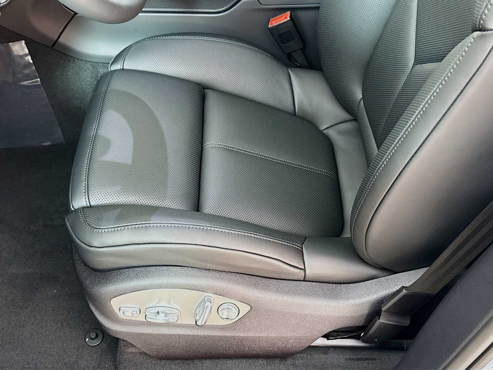 Thumbnail: 2026 Porsche Macan - 15