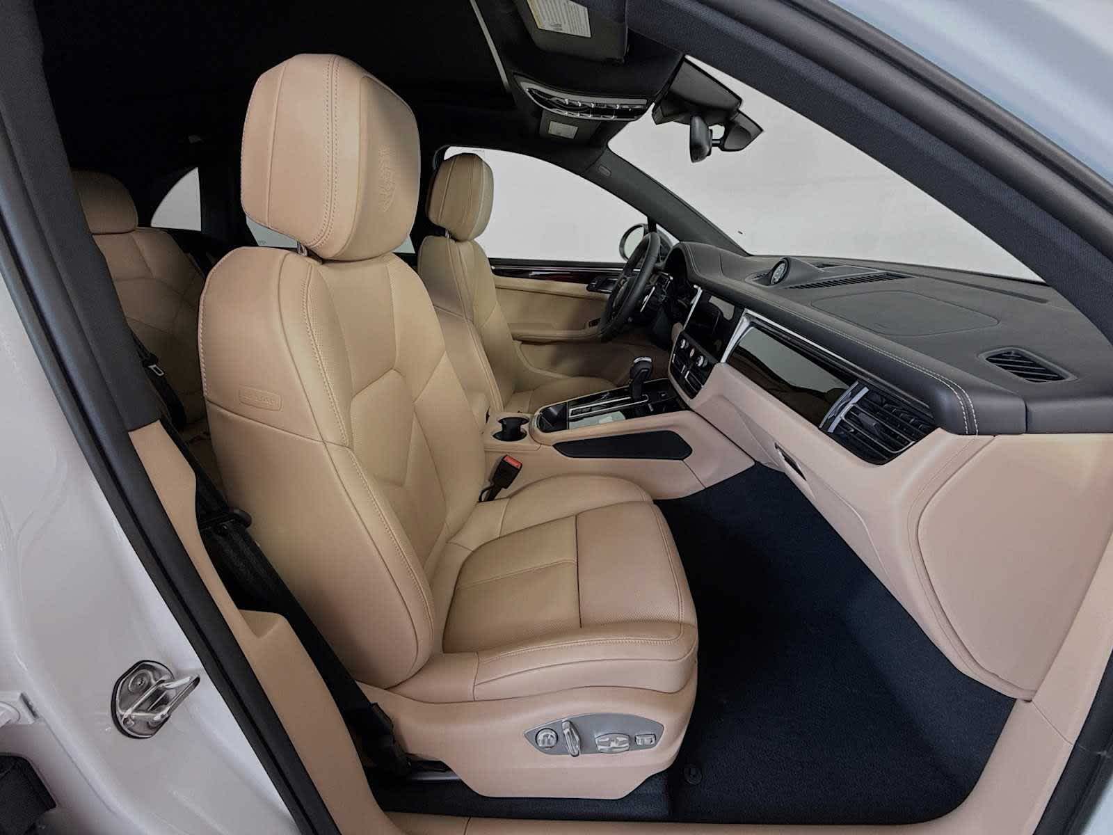 Thumbnail: 2026 Porsche Macan - 21