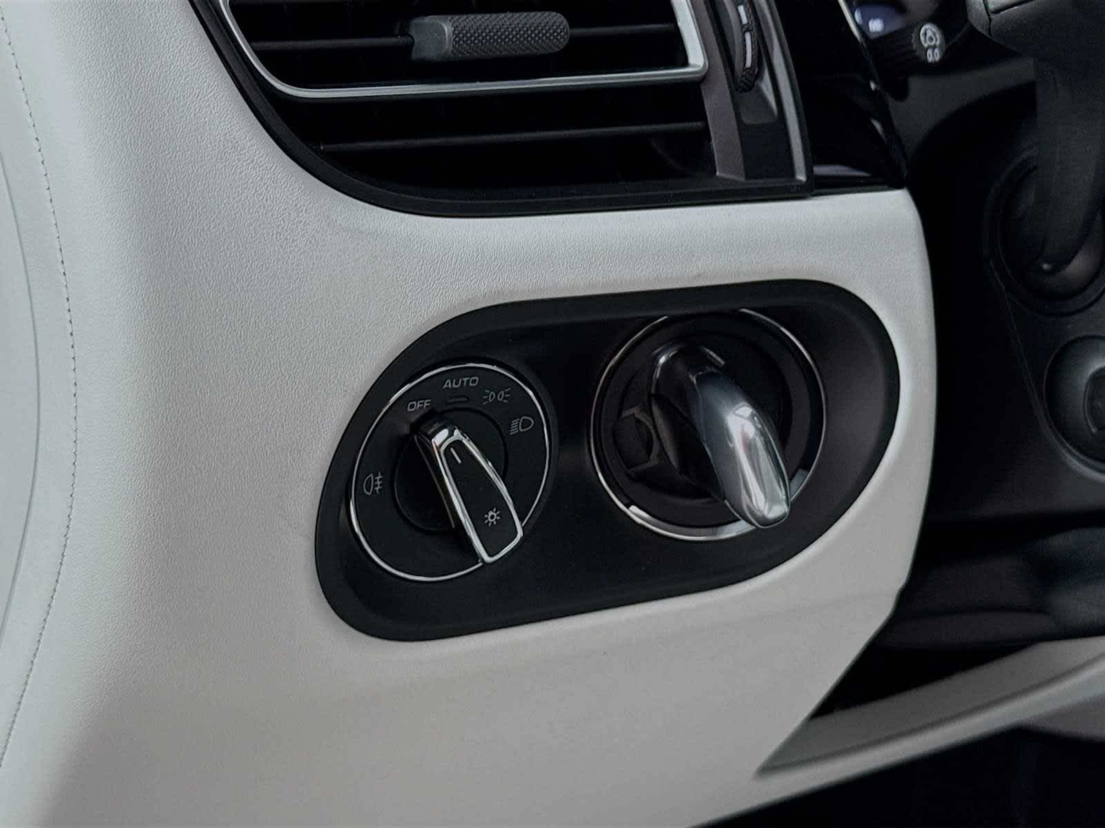 Thumbnail: 2026 Porsche Macan - 11