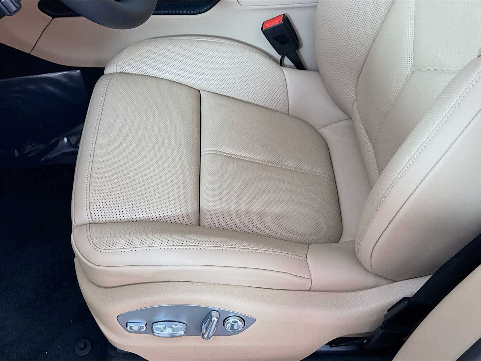 Thumbnail: 2026 Porsche Macan - 15