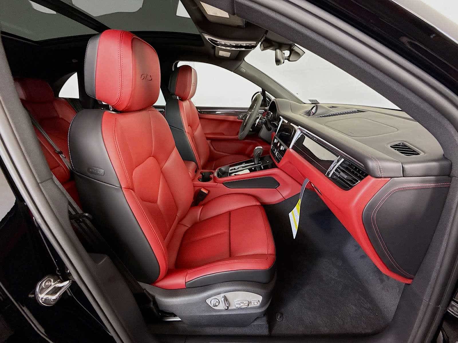 Thumbnail: 2025 Porsche Macan - 21