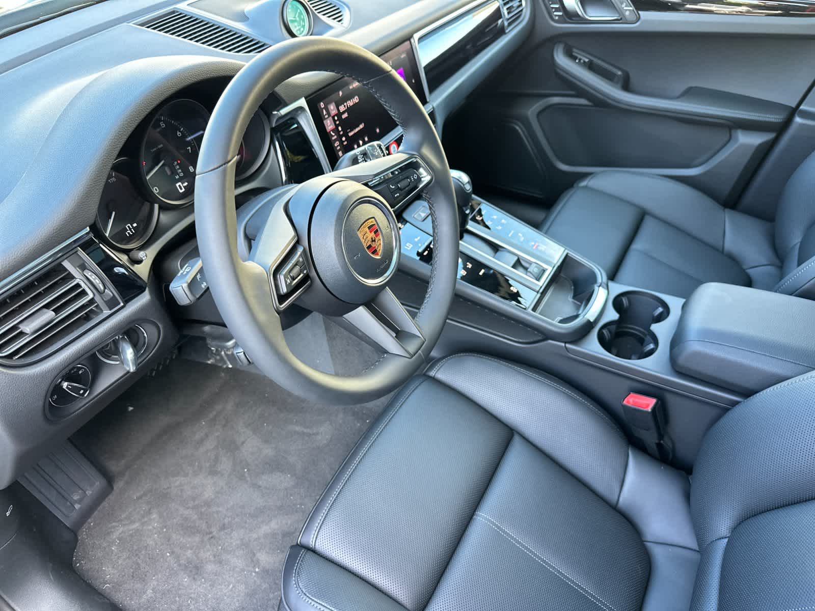 Thumbnail: 2026 Porsche Macan - 4