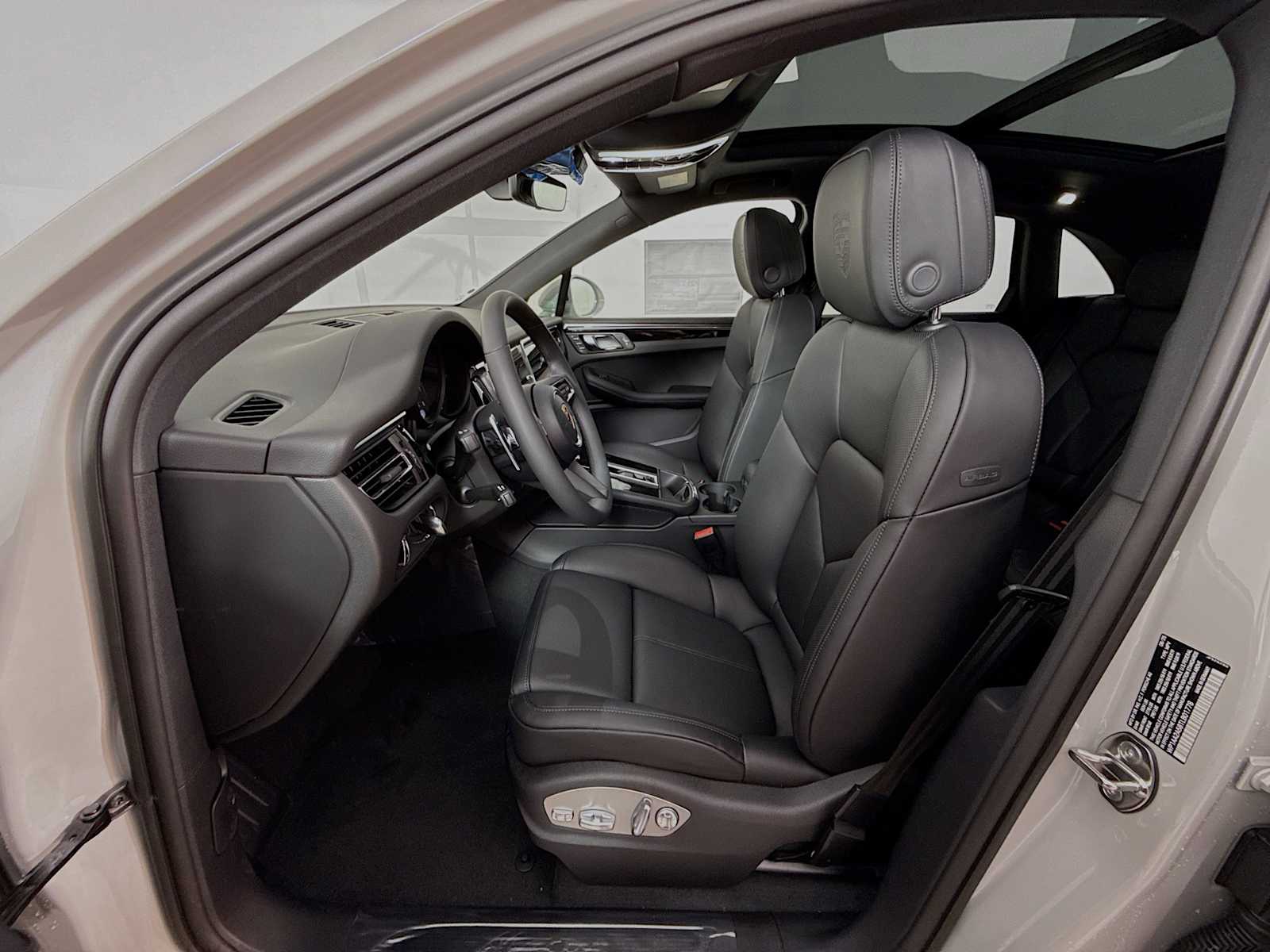 Thumbnail: 2026 Porsche Macan - 5