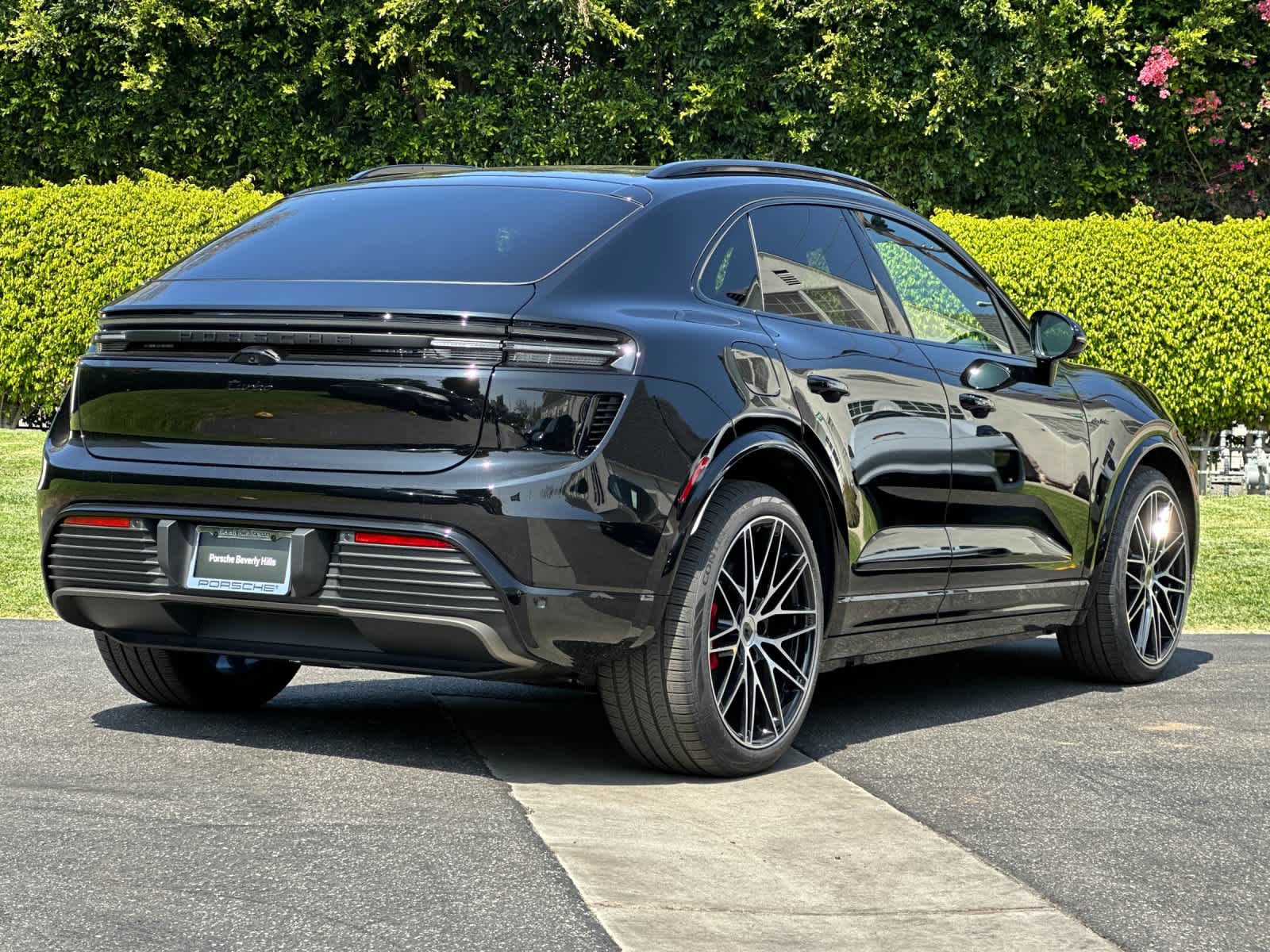 Thumbnail: 2026 Porsche Macan - 8