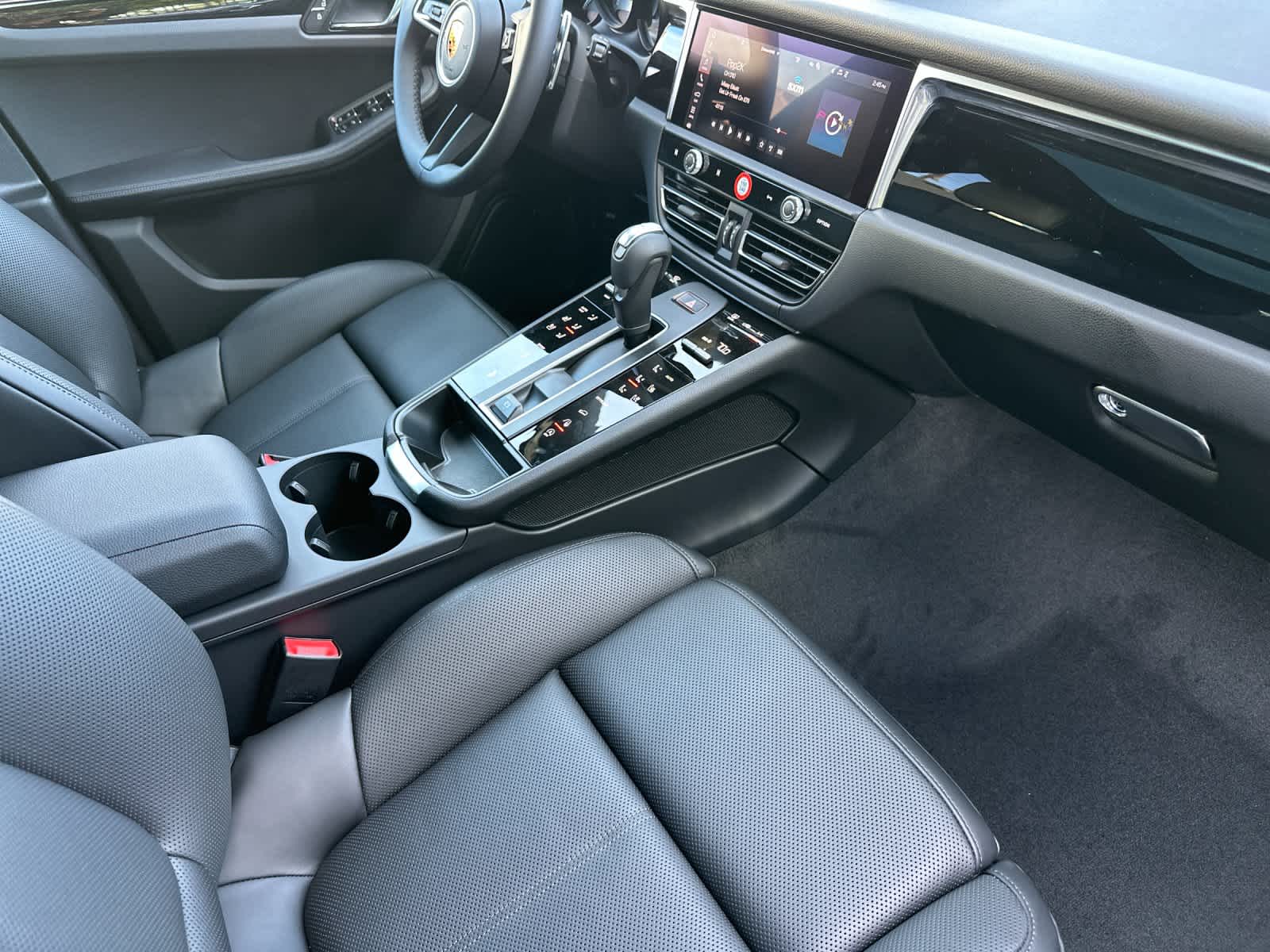 Thumbnail: 2026 Porsche Macan - 17