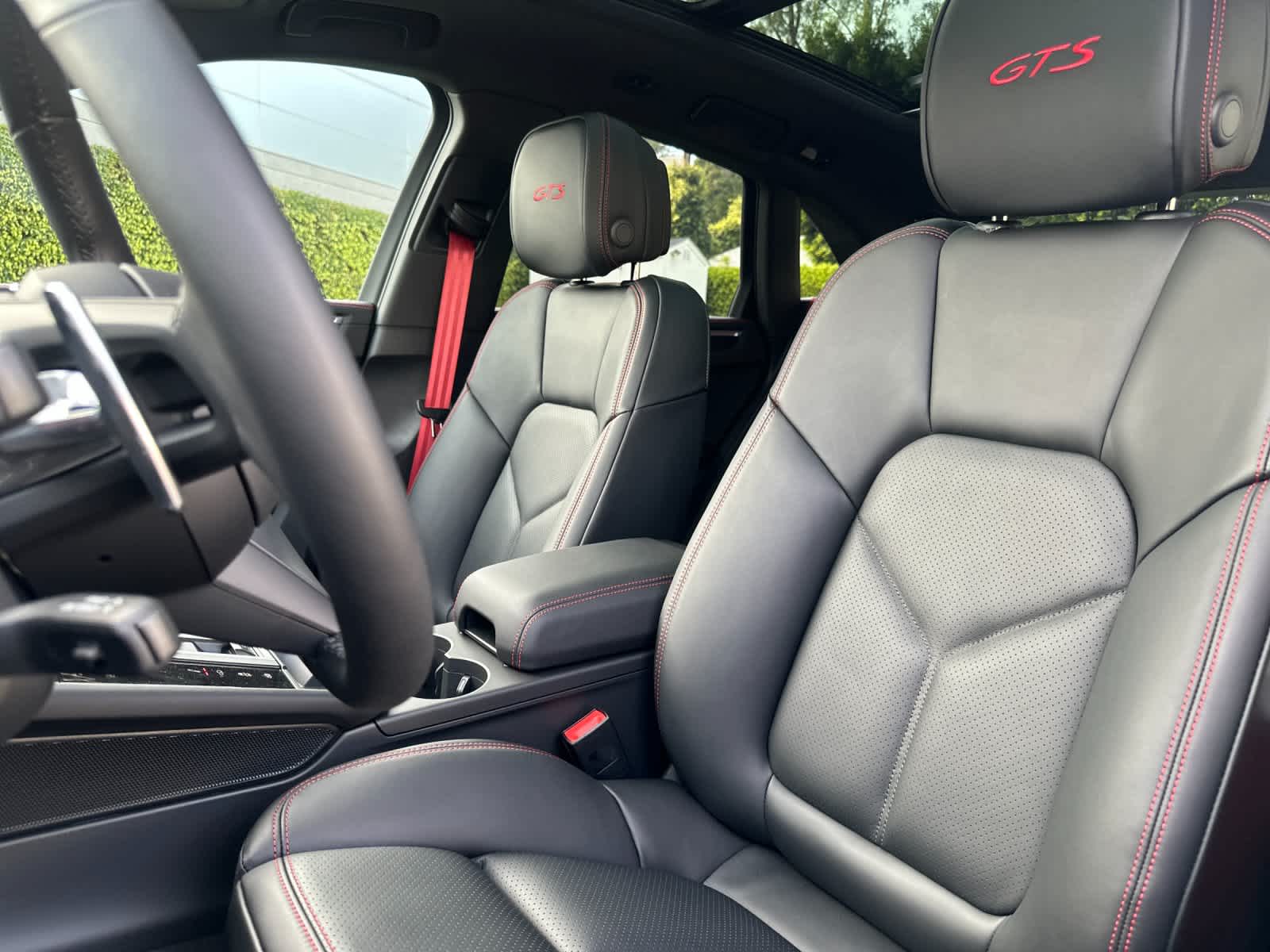 Thumbnail: 2026 Porsche Macan - 5
