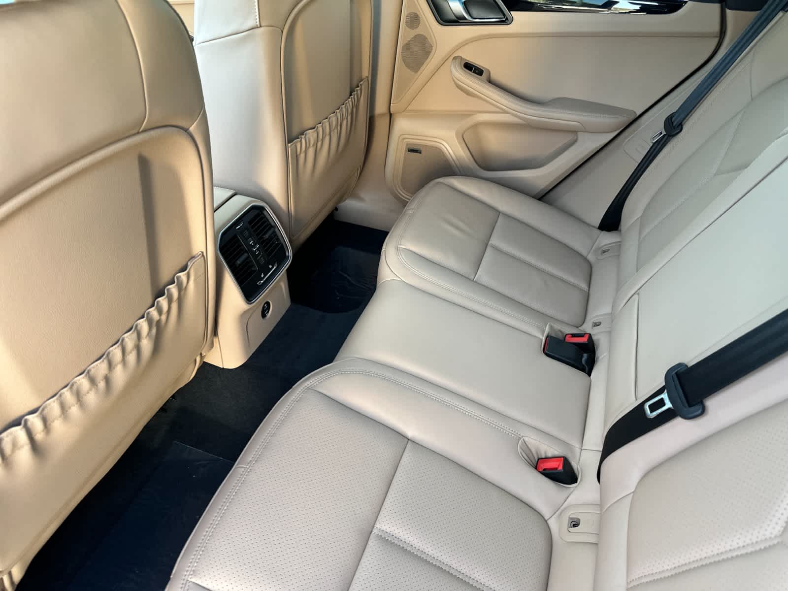 Thumbnail: 2026 Porsche Macan - 13