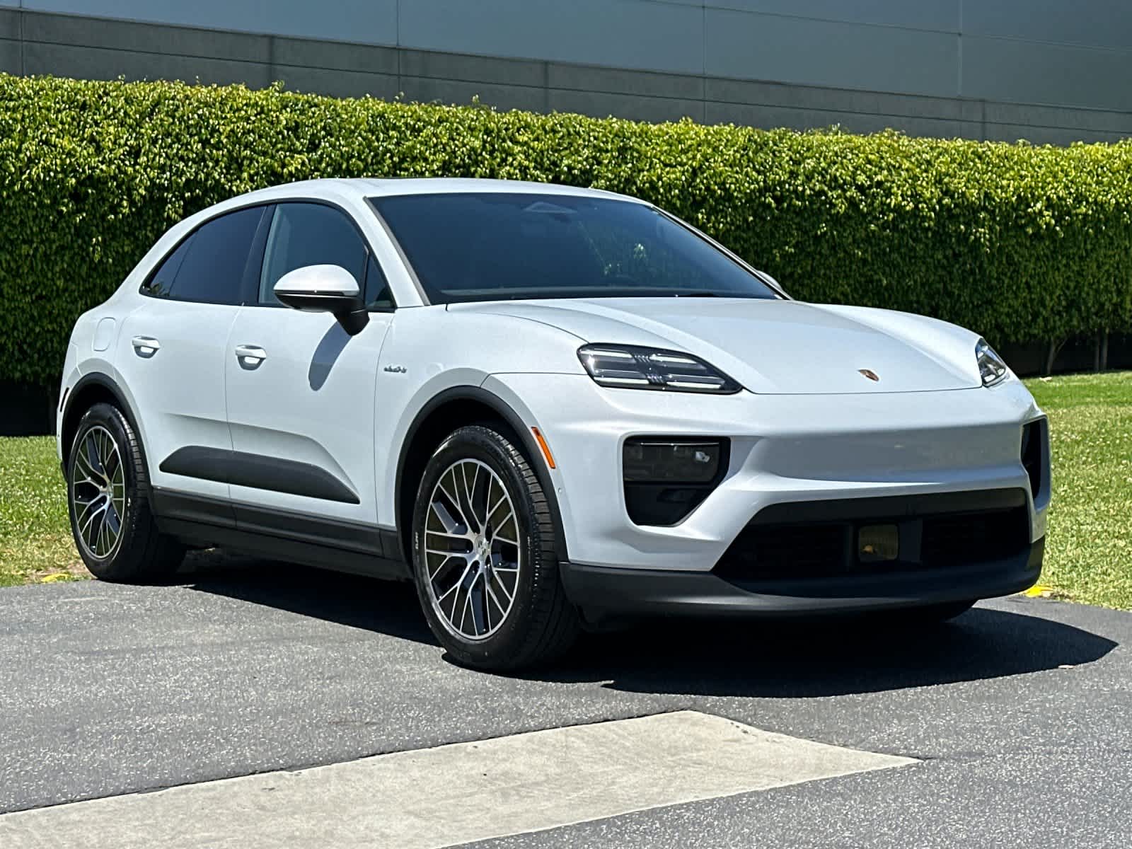 Thumbnail: 2026 Porsche Macan - 10