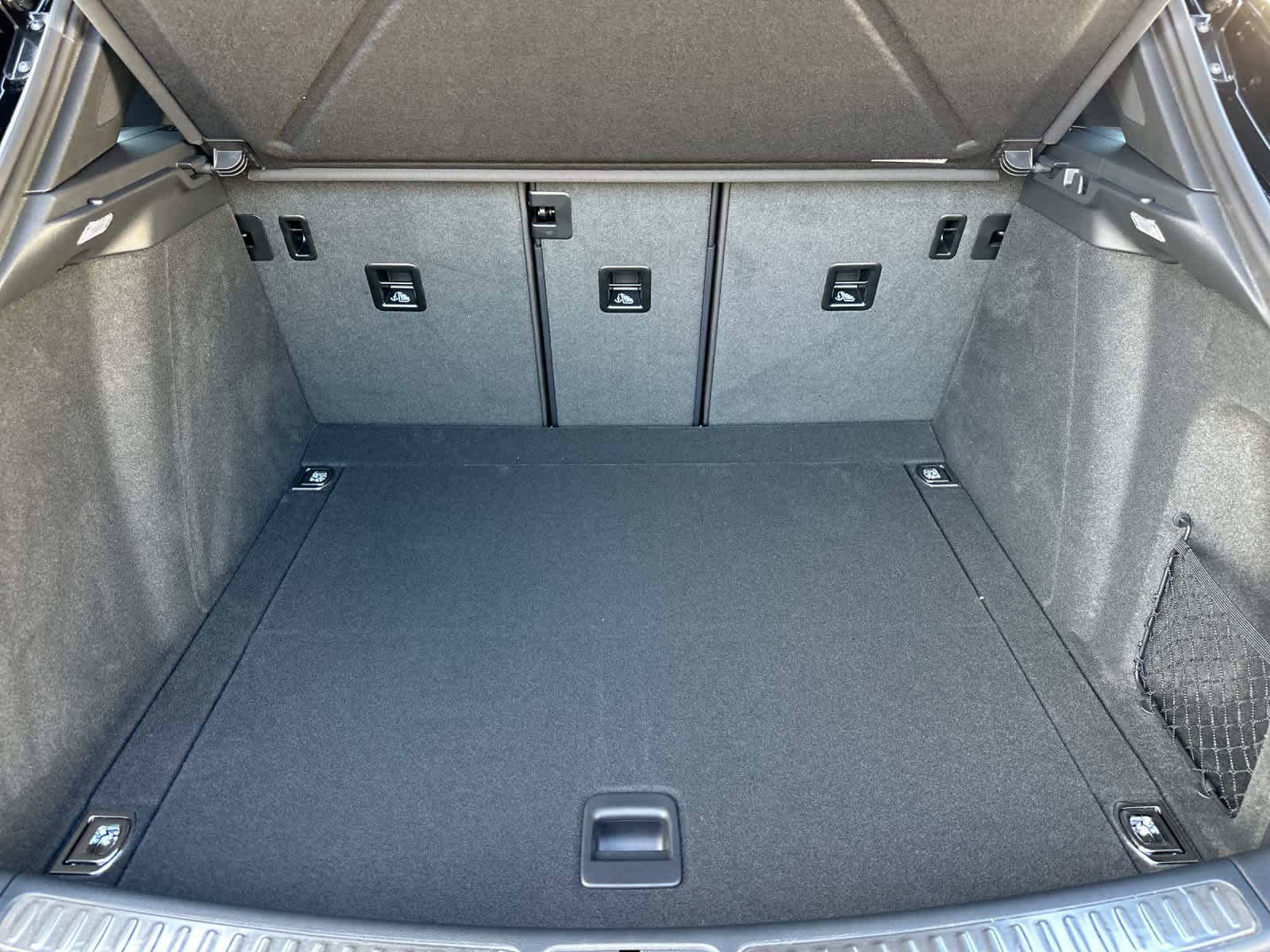 Thumbnail: 2026 Porsche Macan - 16