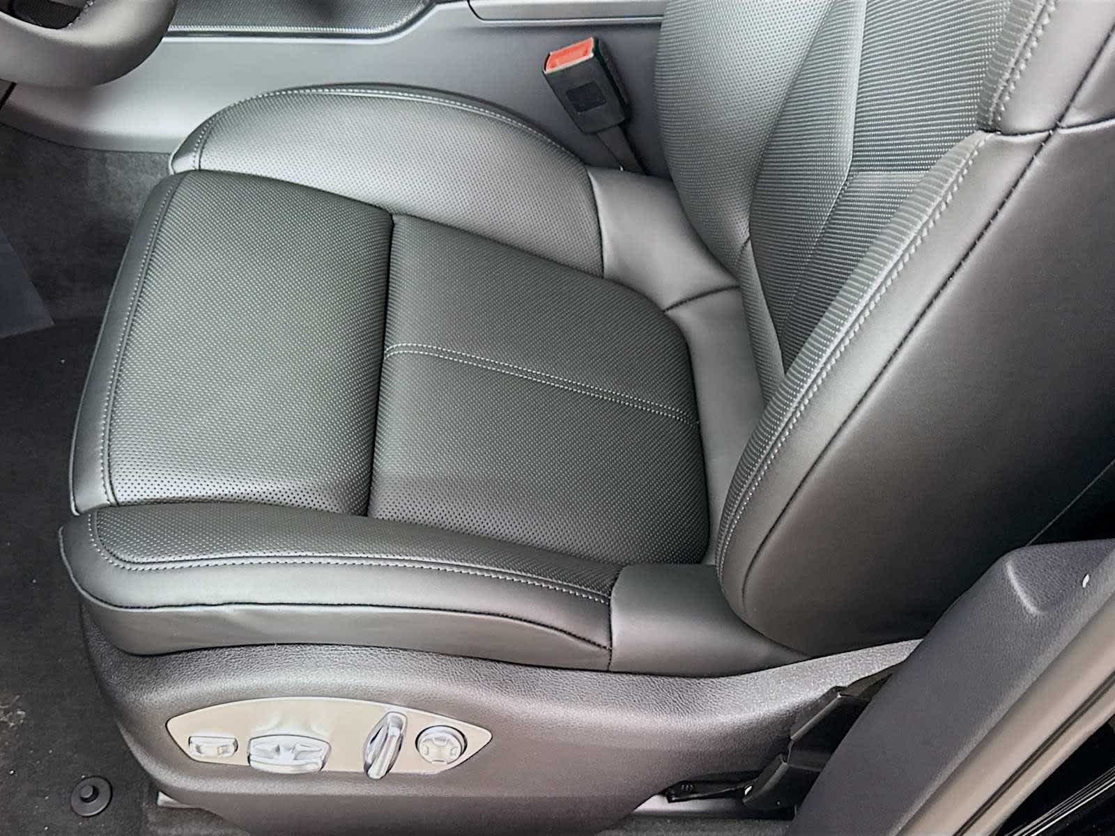 Thumbnail: 2026 Porsche Macan - 15