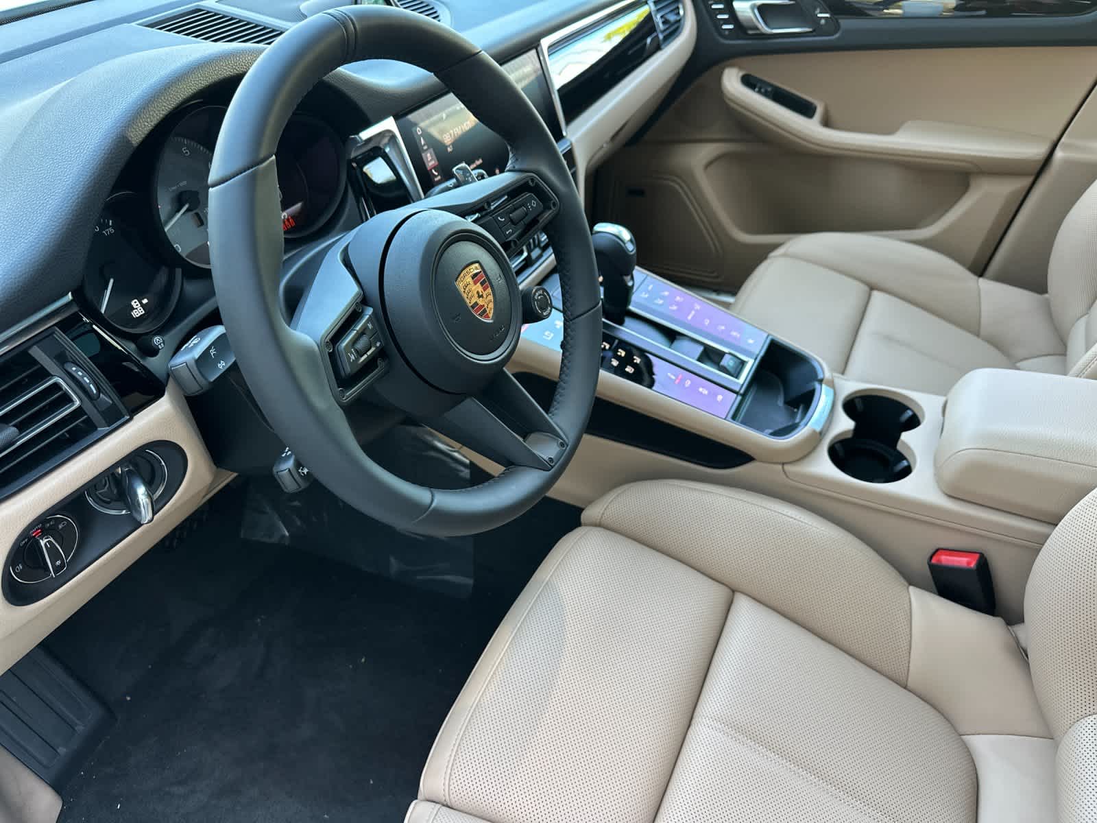 Thumbnail: 2026 Porsche Macan - 4