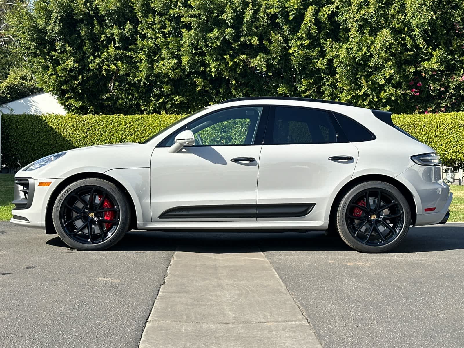 Thumbnail: 2026 Porsche Macan - 2