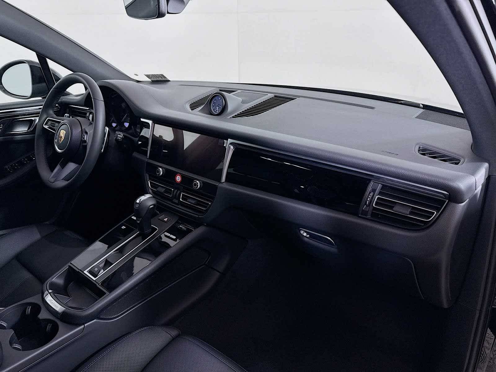 Thumbnail: 2025 Porsche Macan - 23