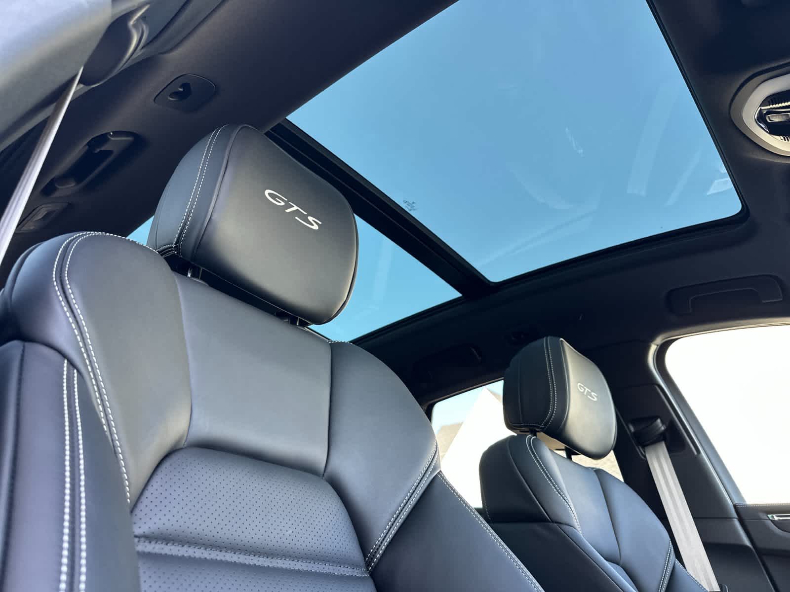 Thumbnail: 2026 Porsche Macan - 18