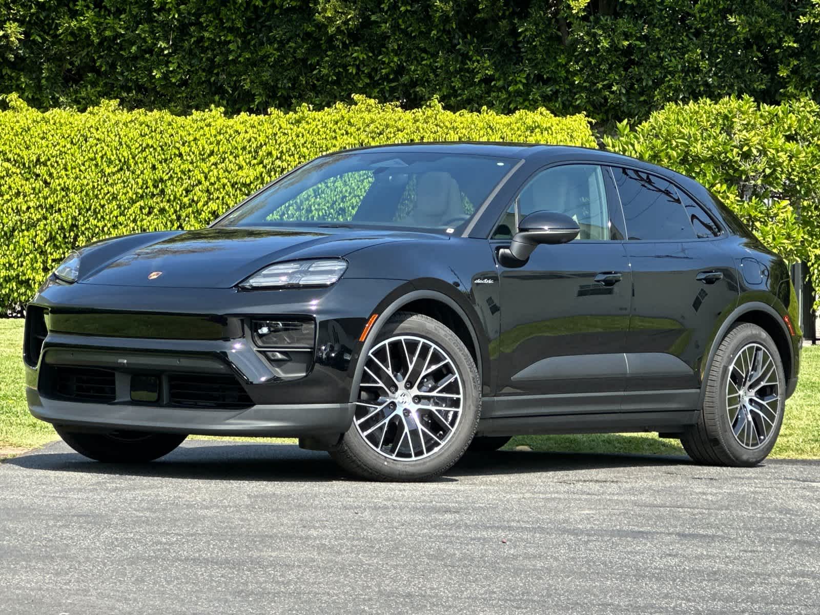 Thumbnail: 2026 Porsche Macan - 1
