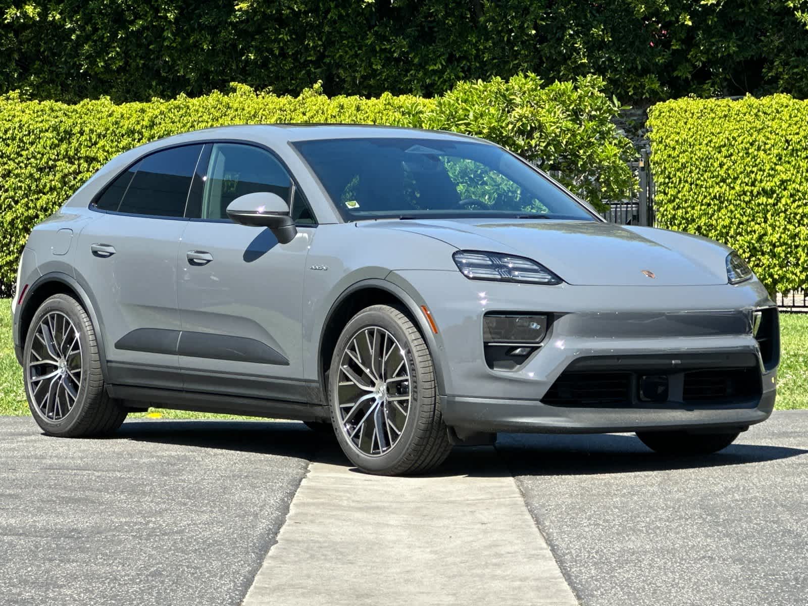Thumbnail: 2026 Porsche Macan - 10