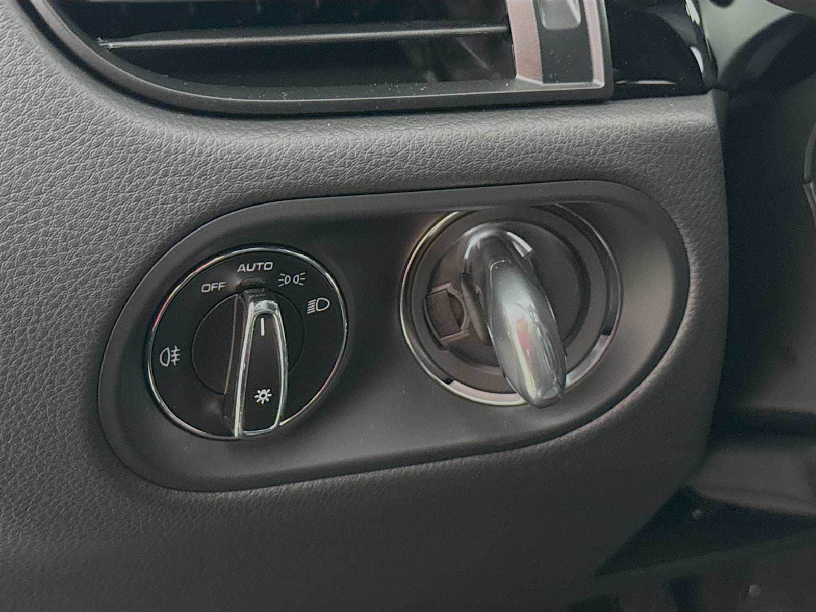 Thumbnail: 2026 Porsche Macan - 11