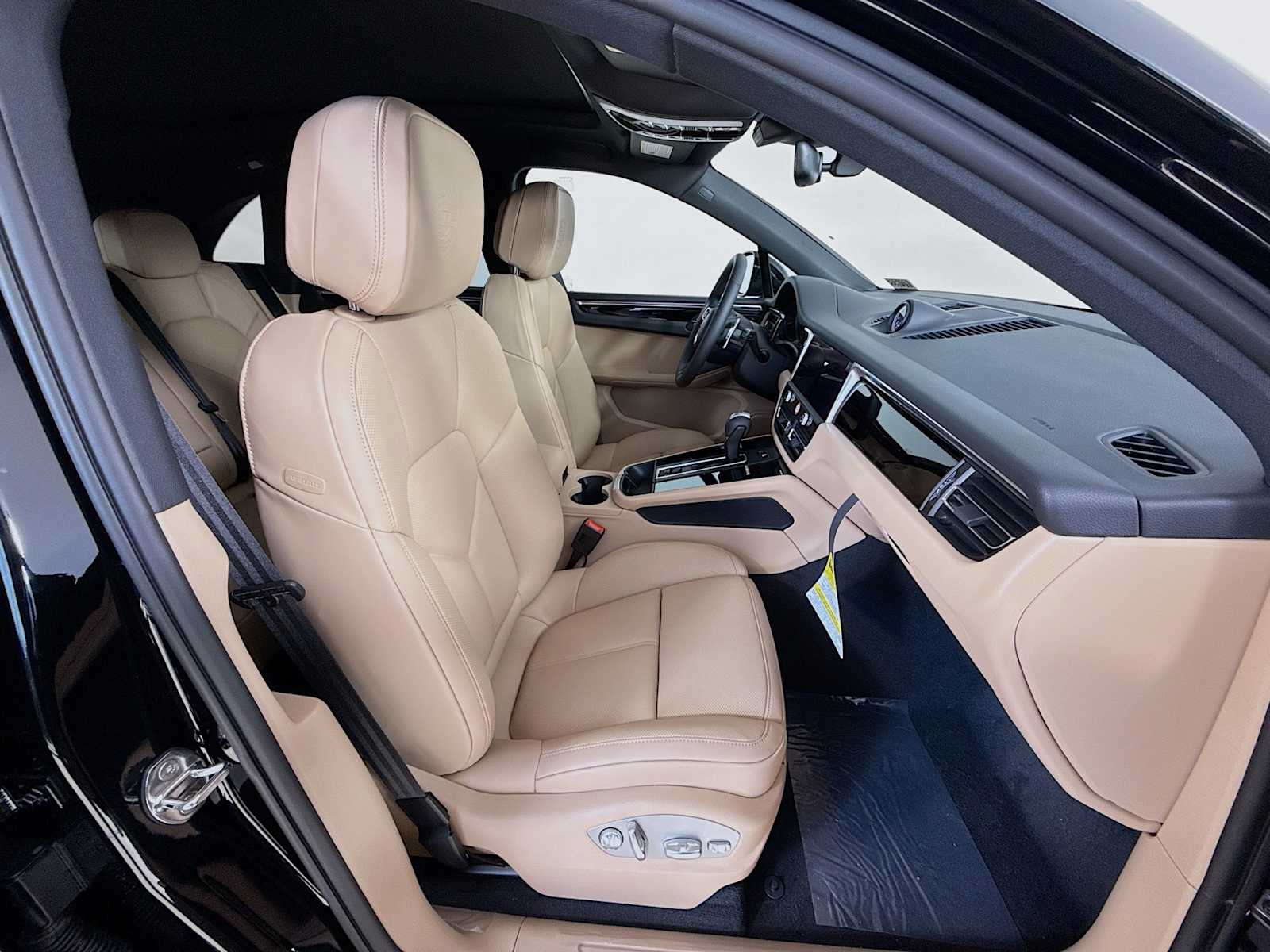 Thumbnail: 2026 Porsche Macan - 21