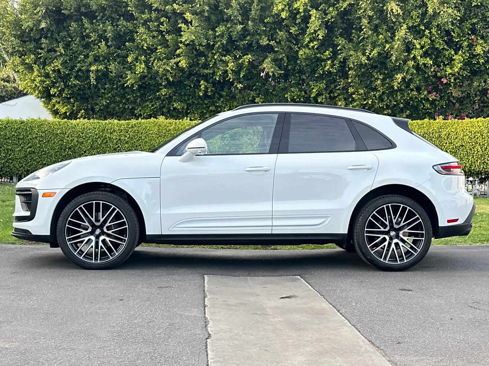 Thumbnail: 2025 Porsche Macan - 2