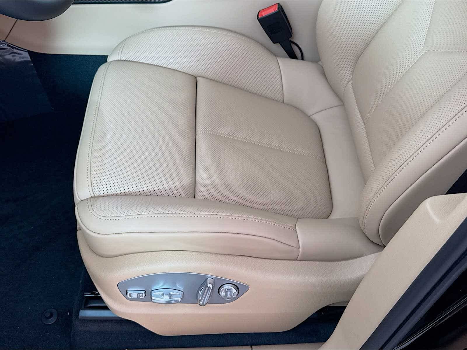 Thumbnail: 2026 Porsche Macan - 15