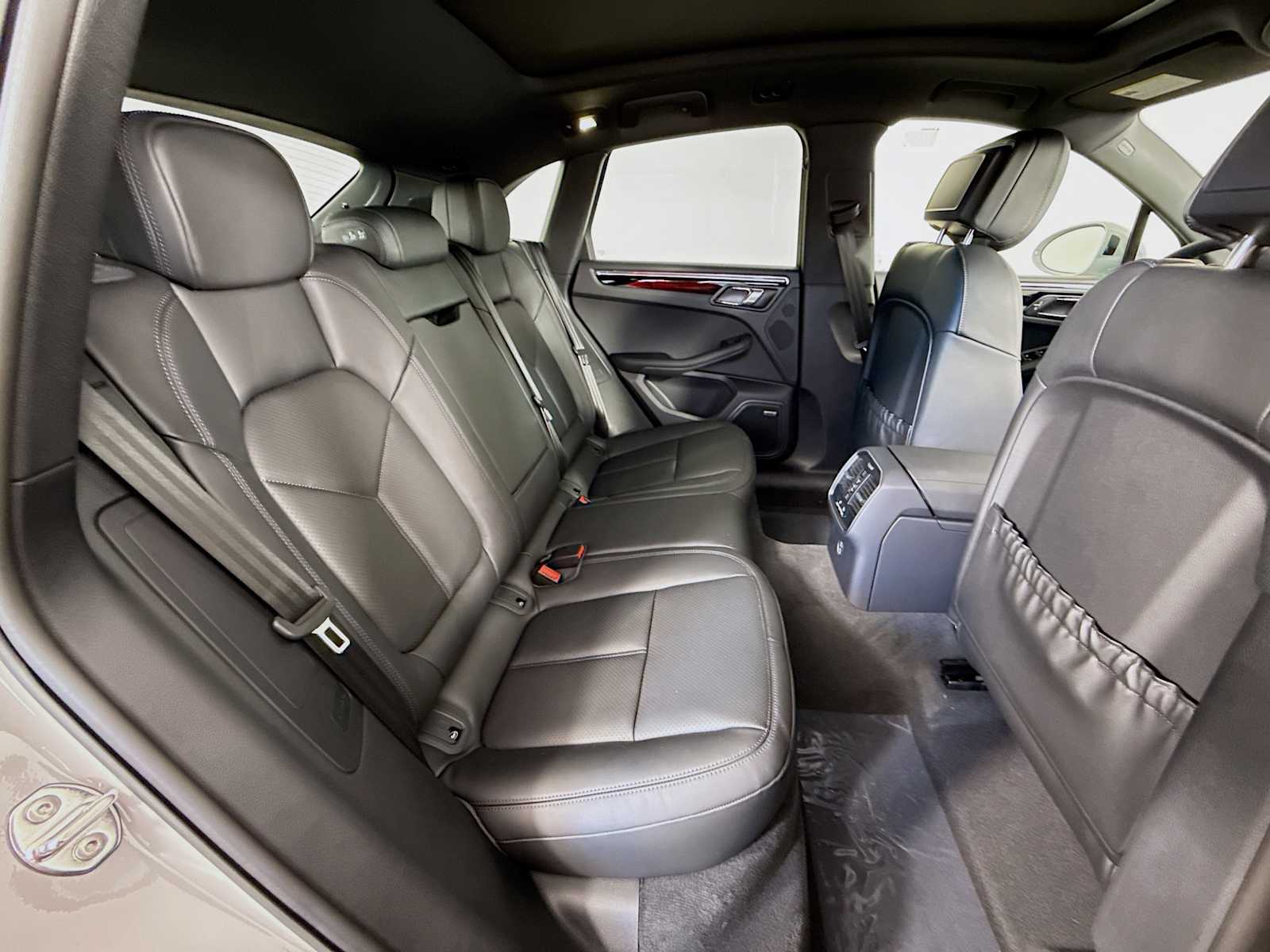 Thumbnail: 2026 Porsche Macan - 20