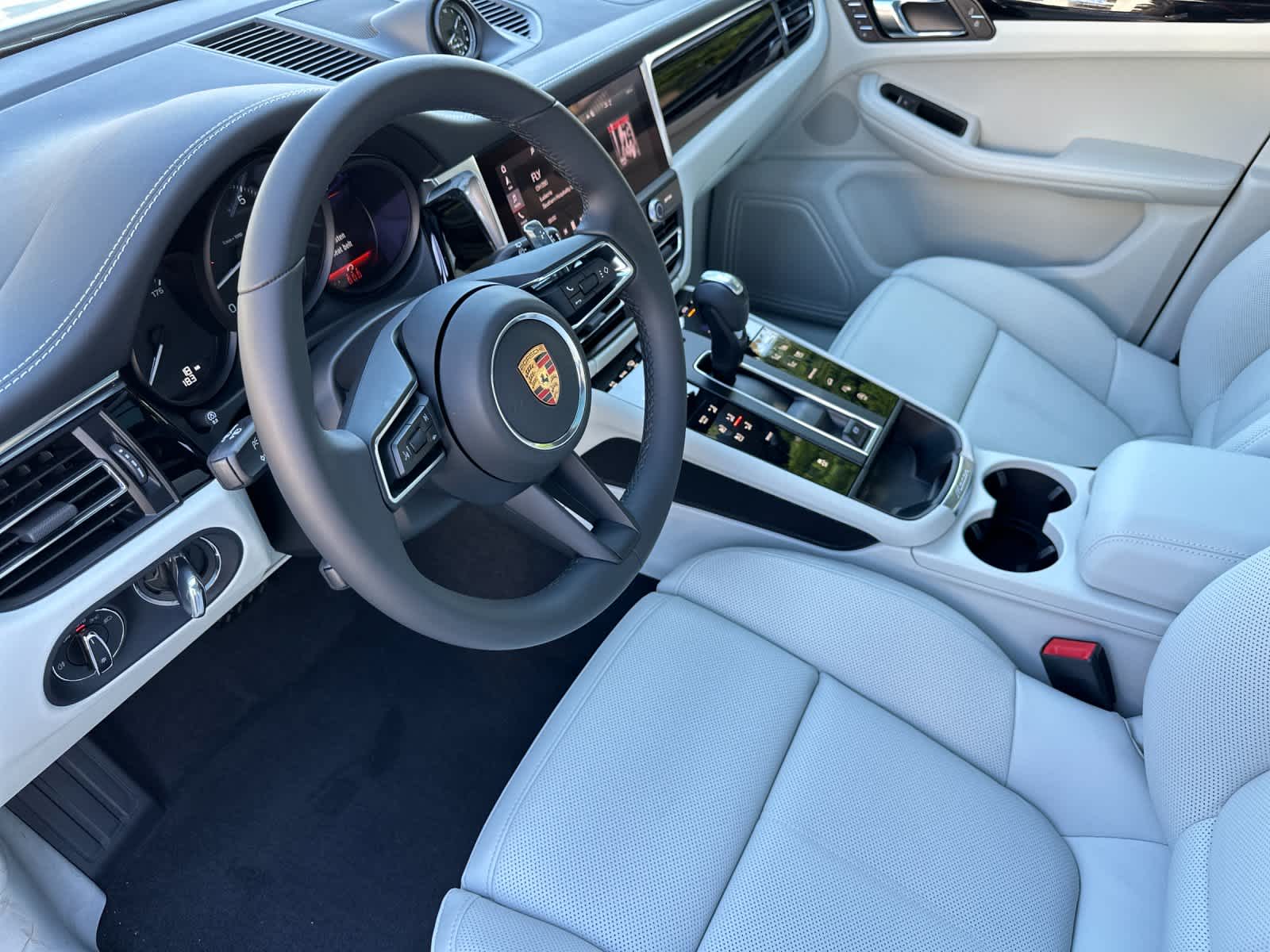 Thumbnail: 2026 Porsche Macan - 4