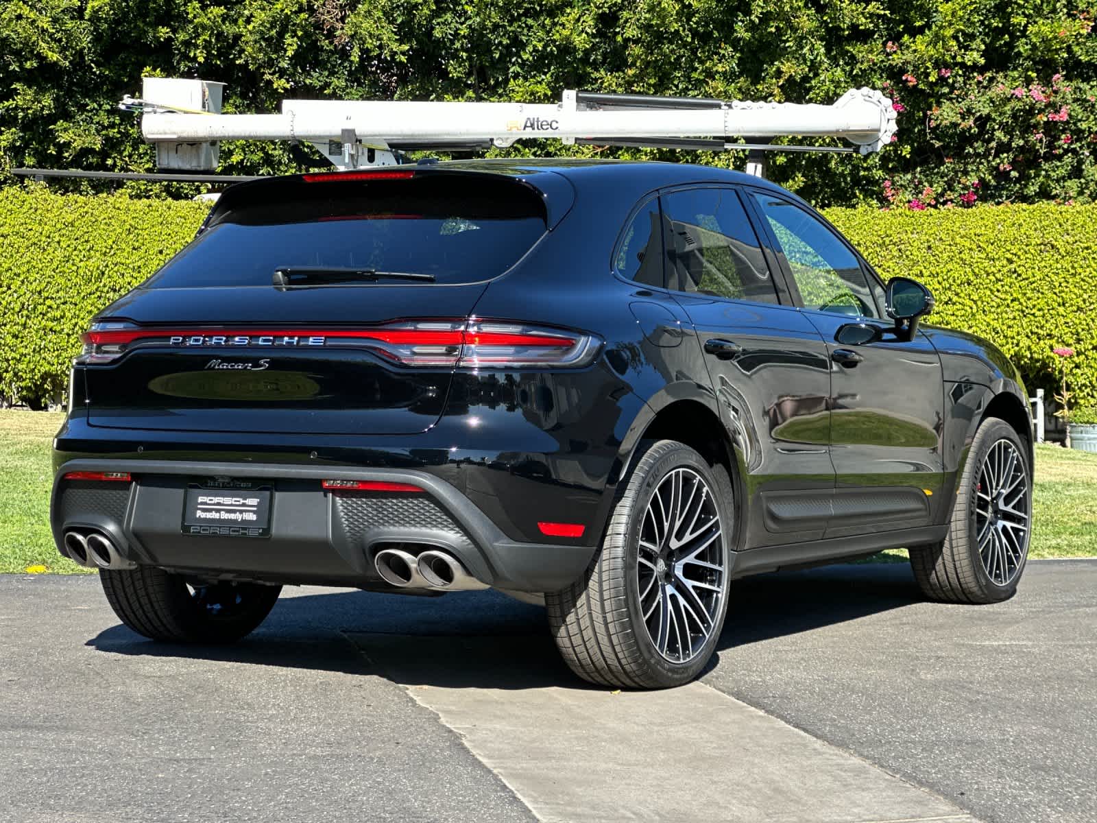 Thumbnail: 2026 Porsche Macan - 8