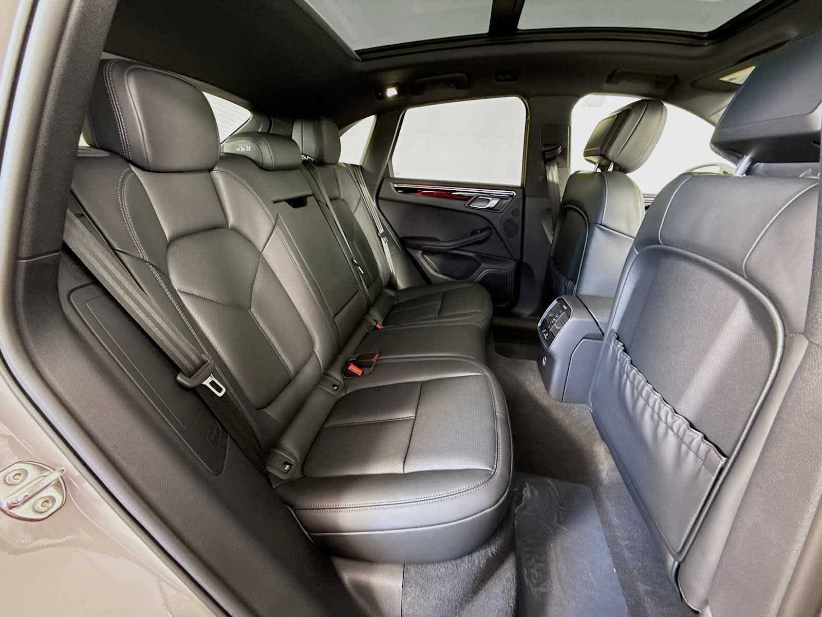 Thumbnail: 2026 Porsche Macan - 20