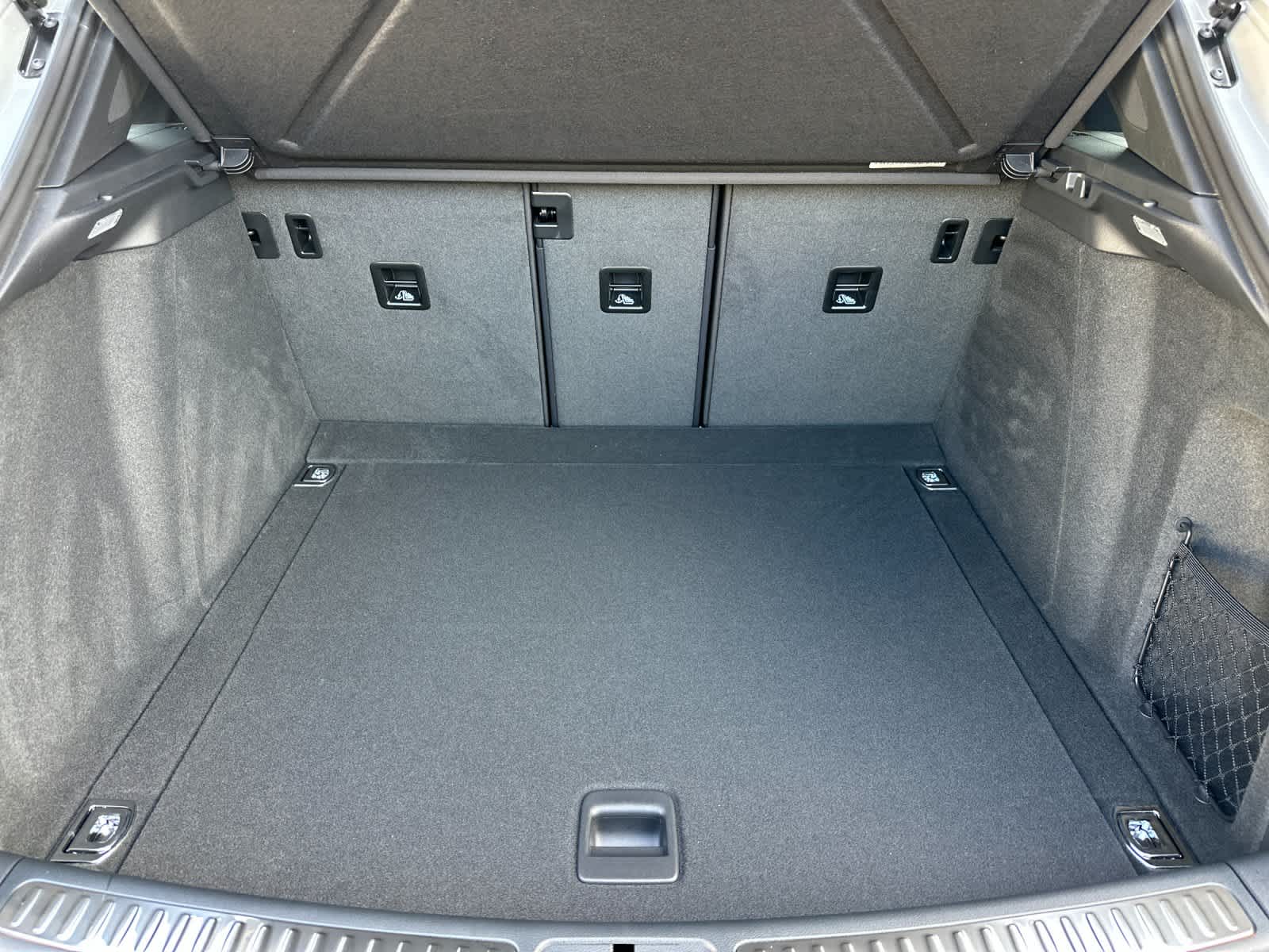 Thumbnail: 2026 Porsche Macan - 16