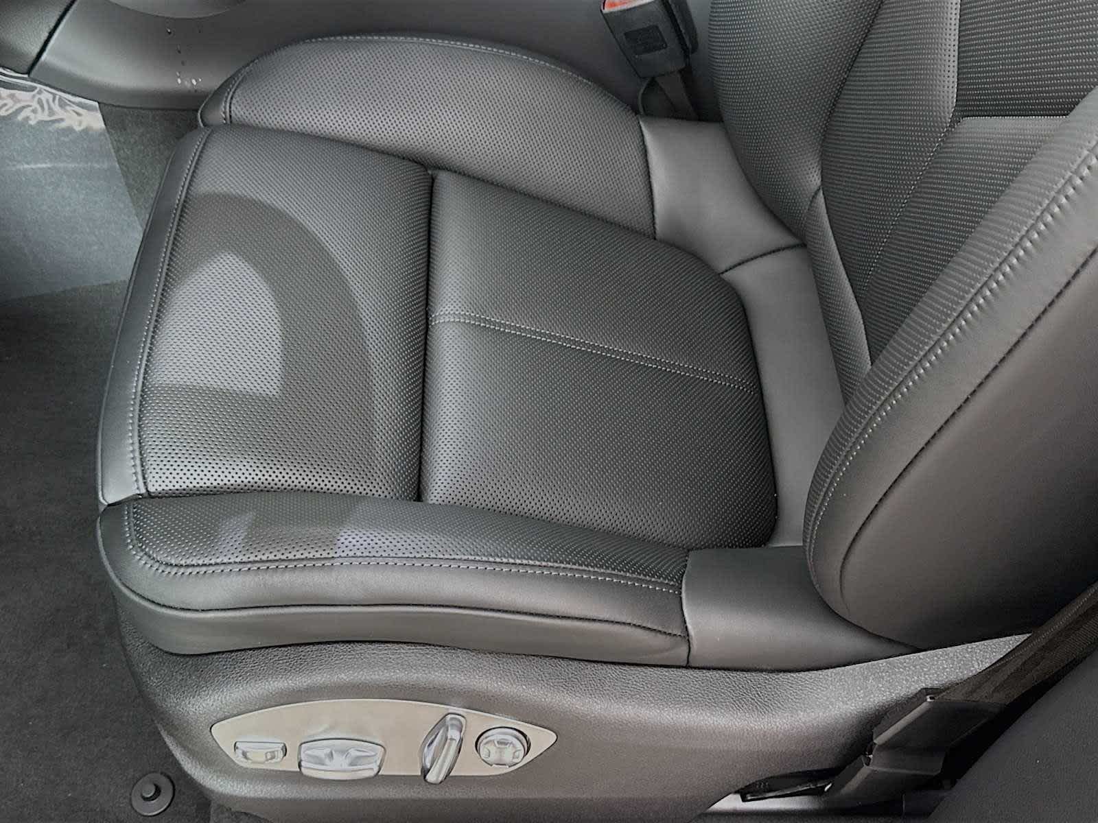 Thumbnail: 2026 Porsche Macan - 15