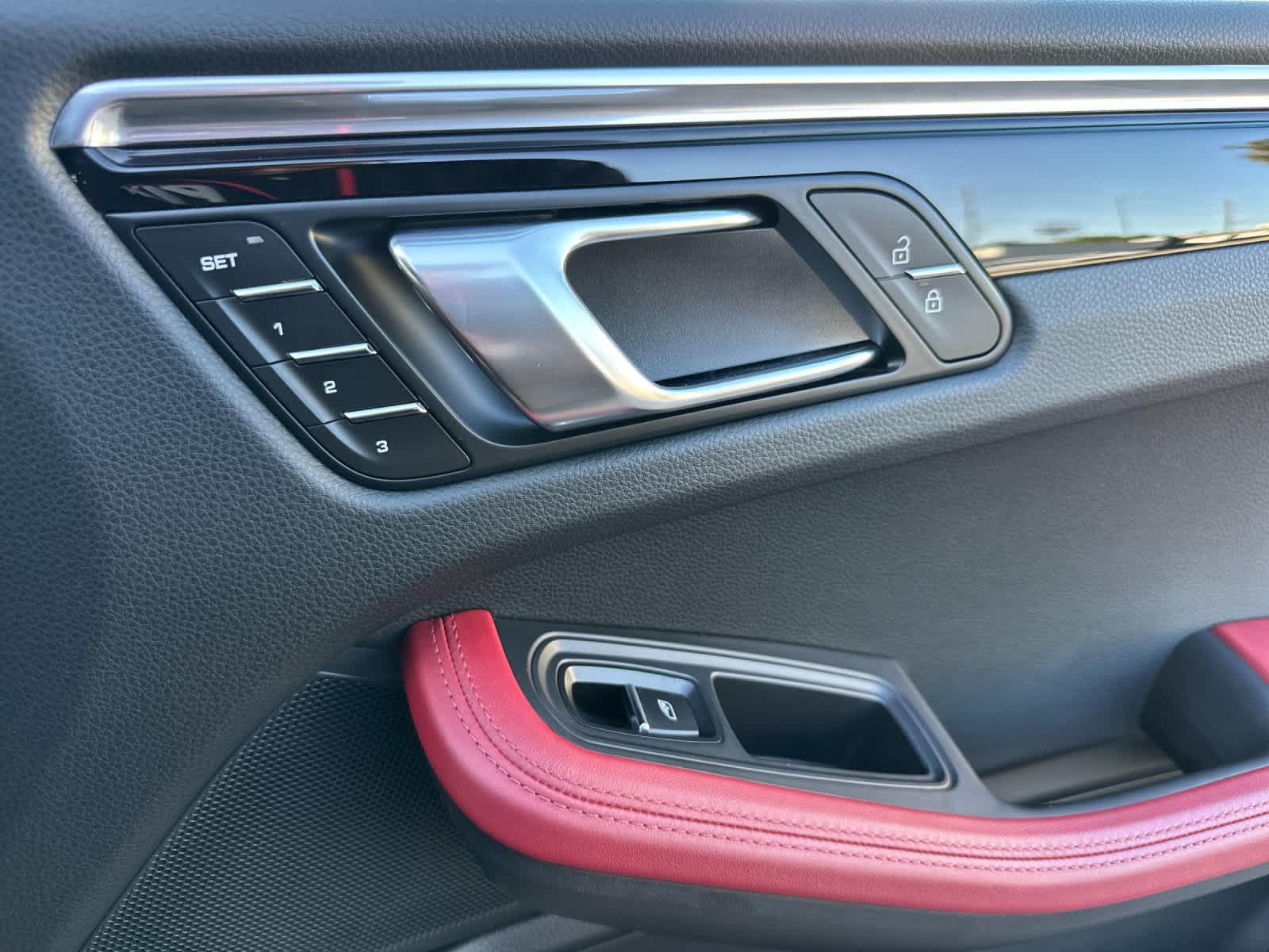 Thumbnail: 2025 Porsche Macan - 19